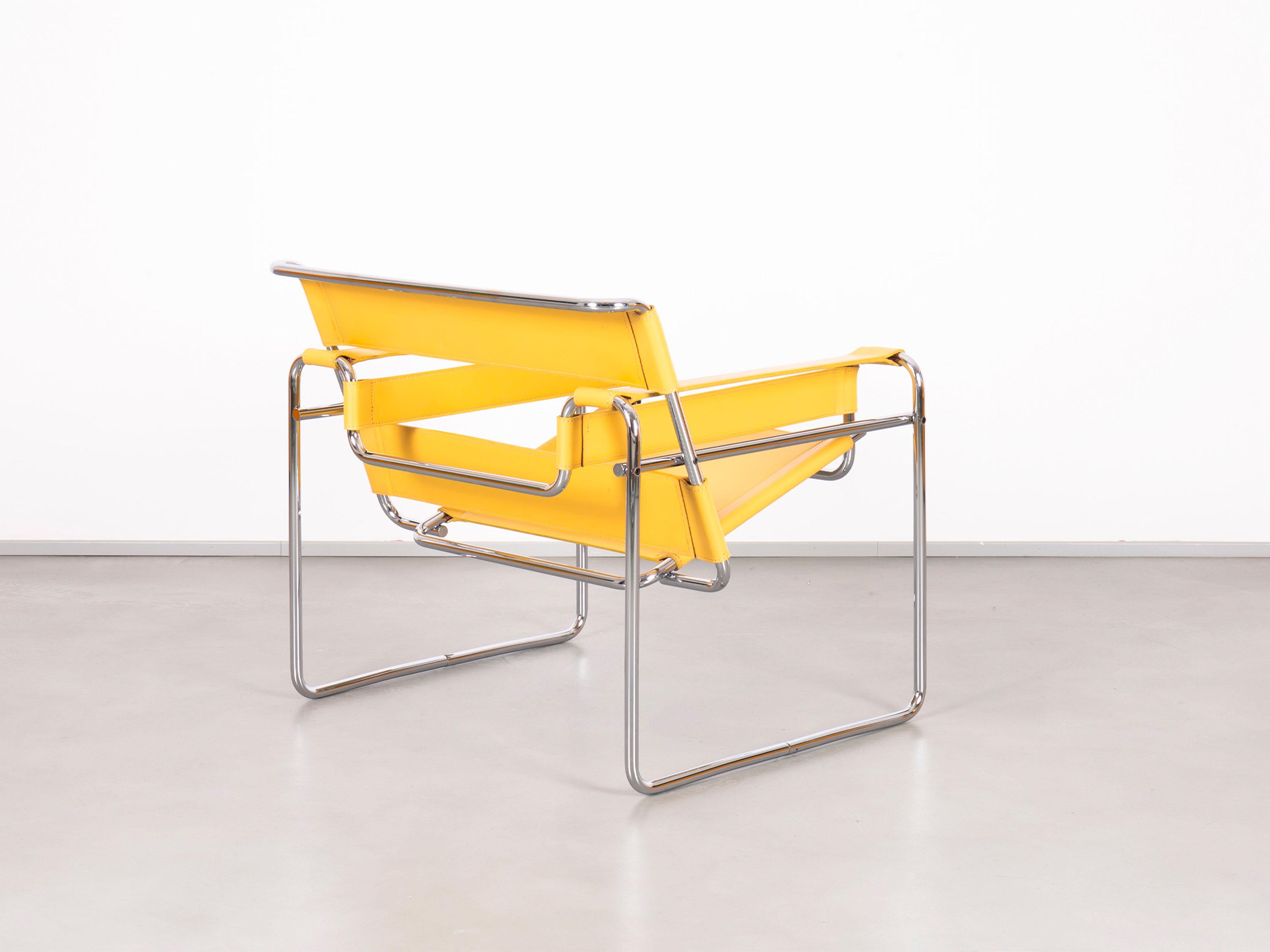 italien Chaise Wassily de Marcel Breuer tapissée de cuir jaune en vente