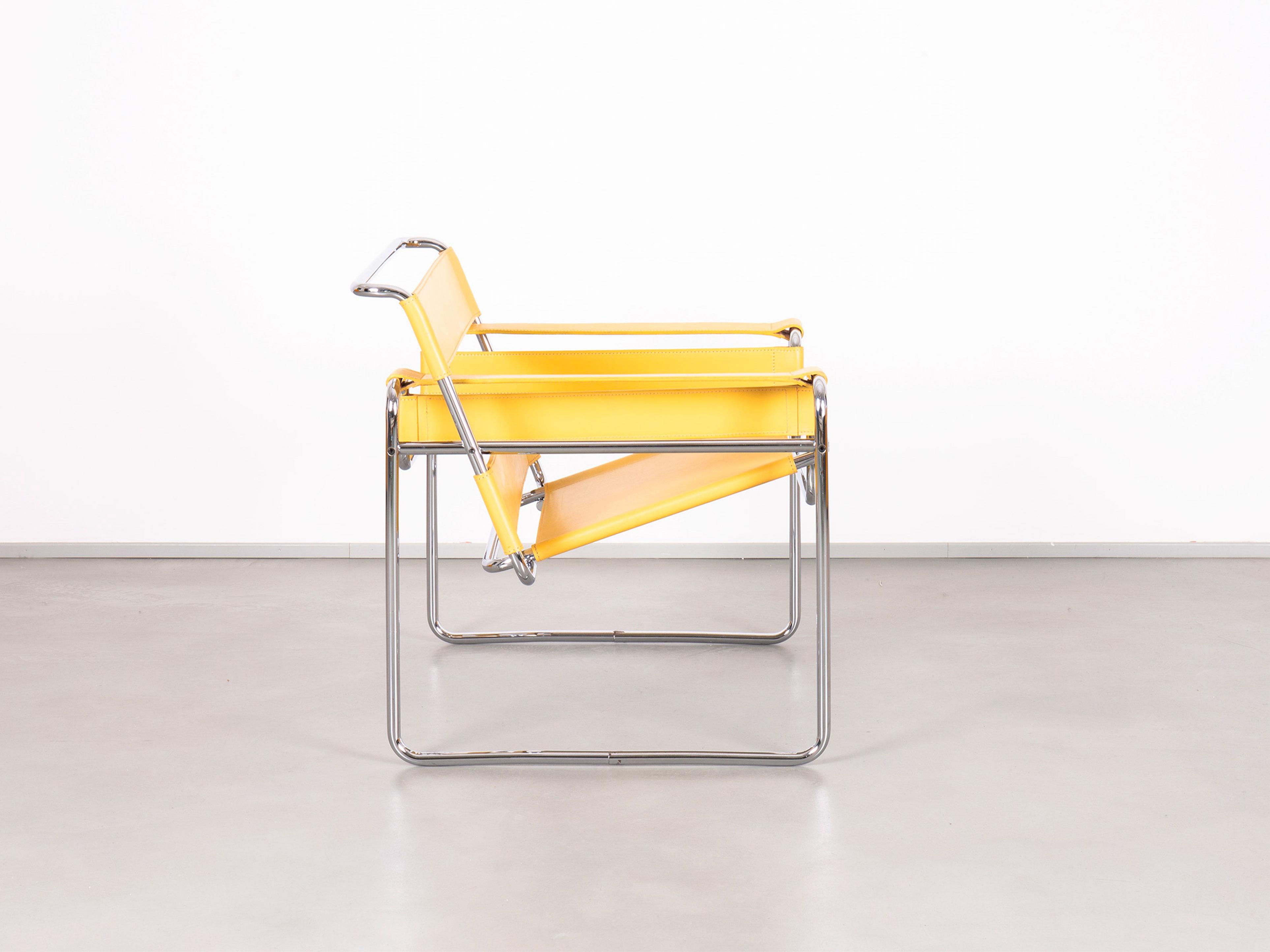Mid-Century Modern Chaise Wassily de Marcel Breuer tapissée de cuir jaune en vente