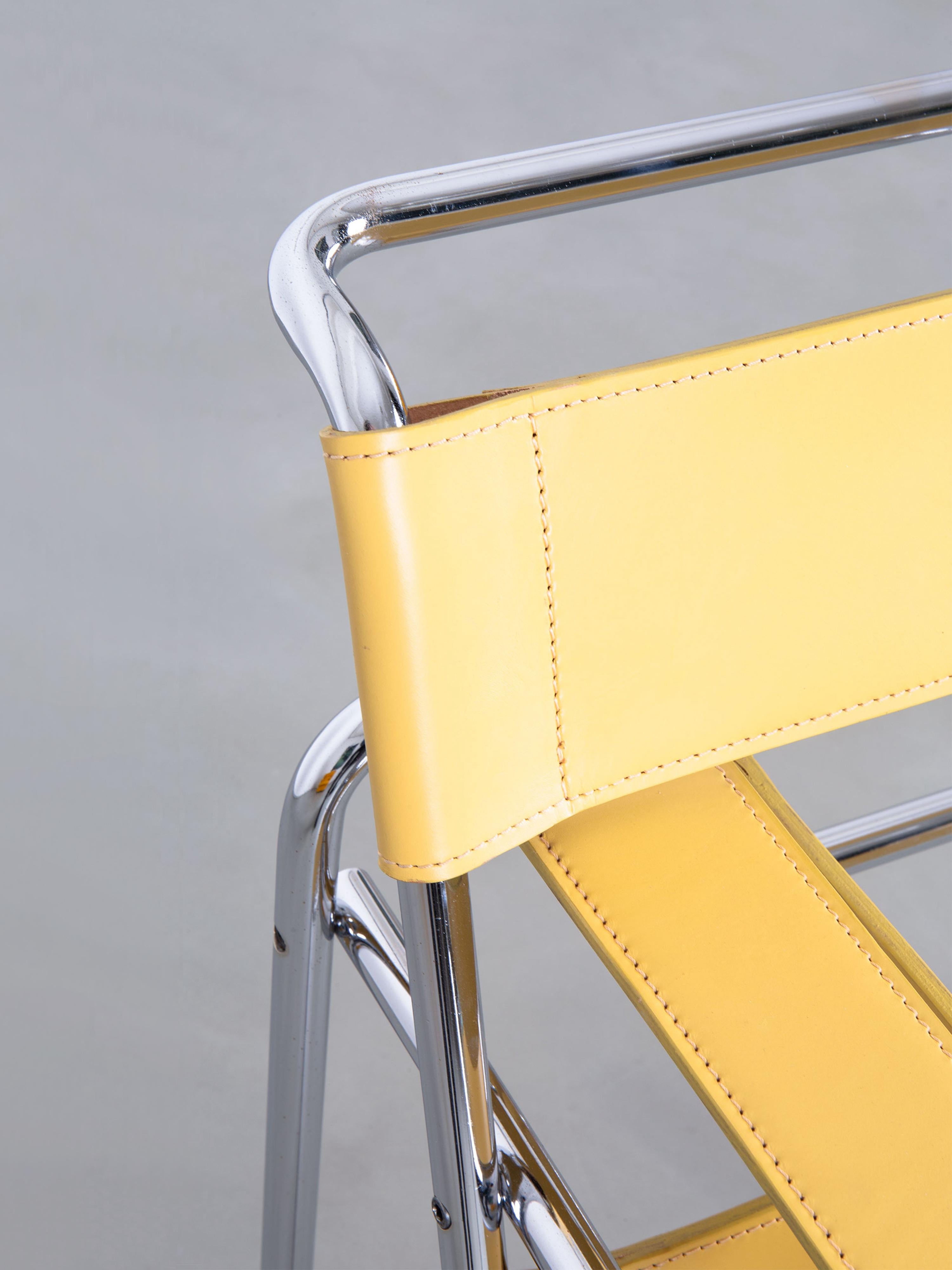 Milieu du XXe siècle Chaise Wassily de Marcel Breuer tapissée de cuir jaune en vente