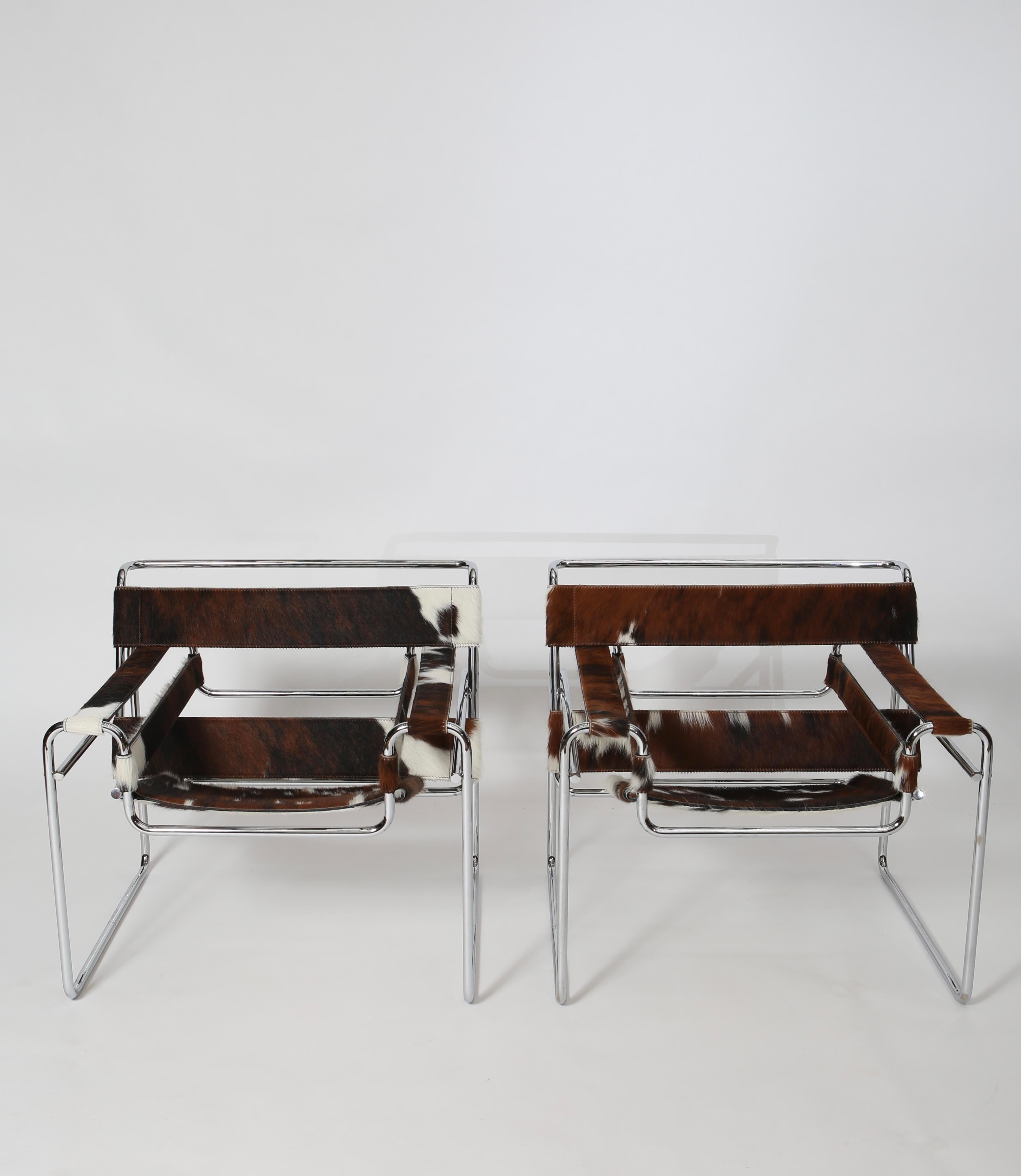 Chaises emblématiques de Marcel Breuer réalisées par Knoll. Frondes en cuir de veau brun et blanc. Etat impeccable ; produit vers 2000.
Vendu par paire.