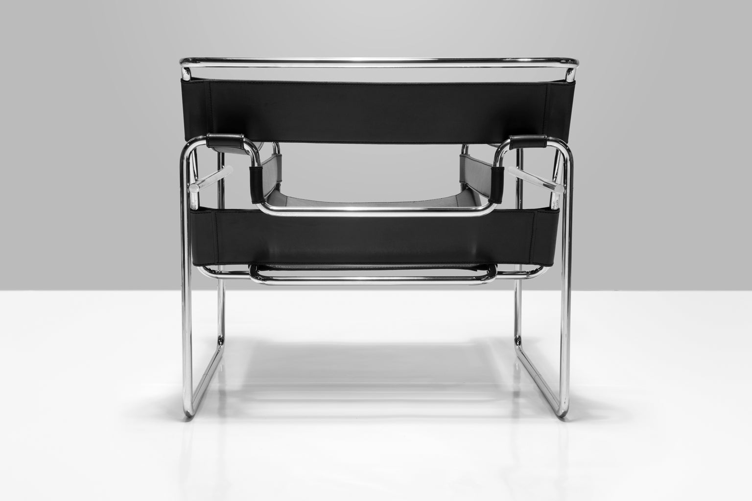 Wassily Club Chair von Marcel Breuer, entworfen 1925 - 26 für Knoll, auch bekannt als Modell B3 Stuhl. Breuer entwarf diesen Stuhl während seiner Zeit als Leiter der Tischlerwerkstatt am Bauhaus in Dessau, Deutschland. Diese Stühle sind in
