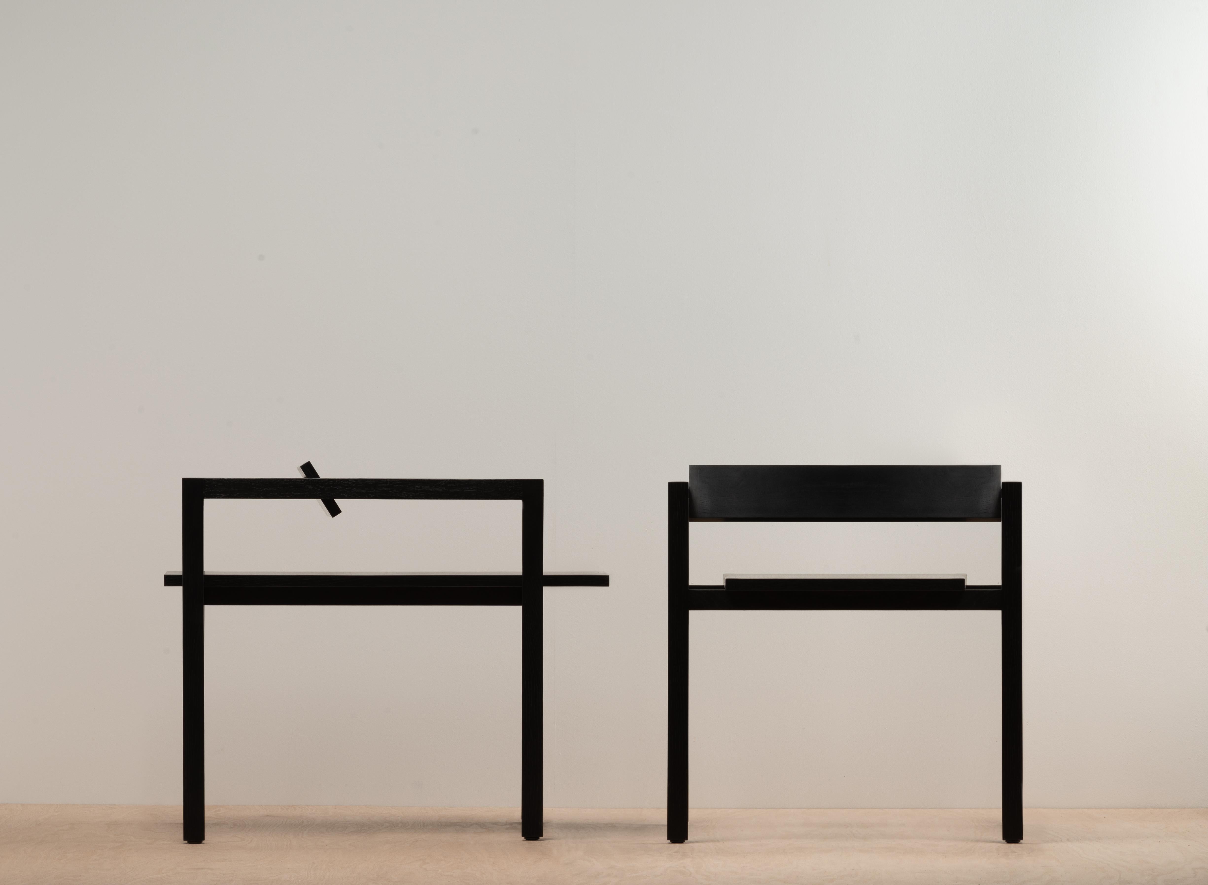 Box chair est une chaise d'appoint minimale créée par le designer californien N. Bijan Pourfard pour mettre l'accent sur la simplicité linéaire et une qualité 
