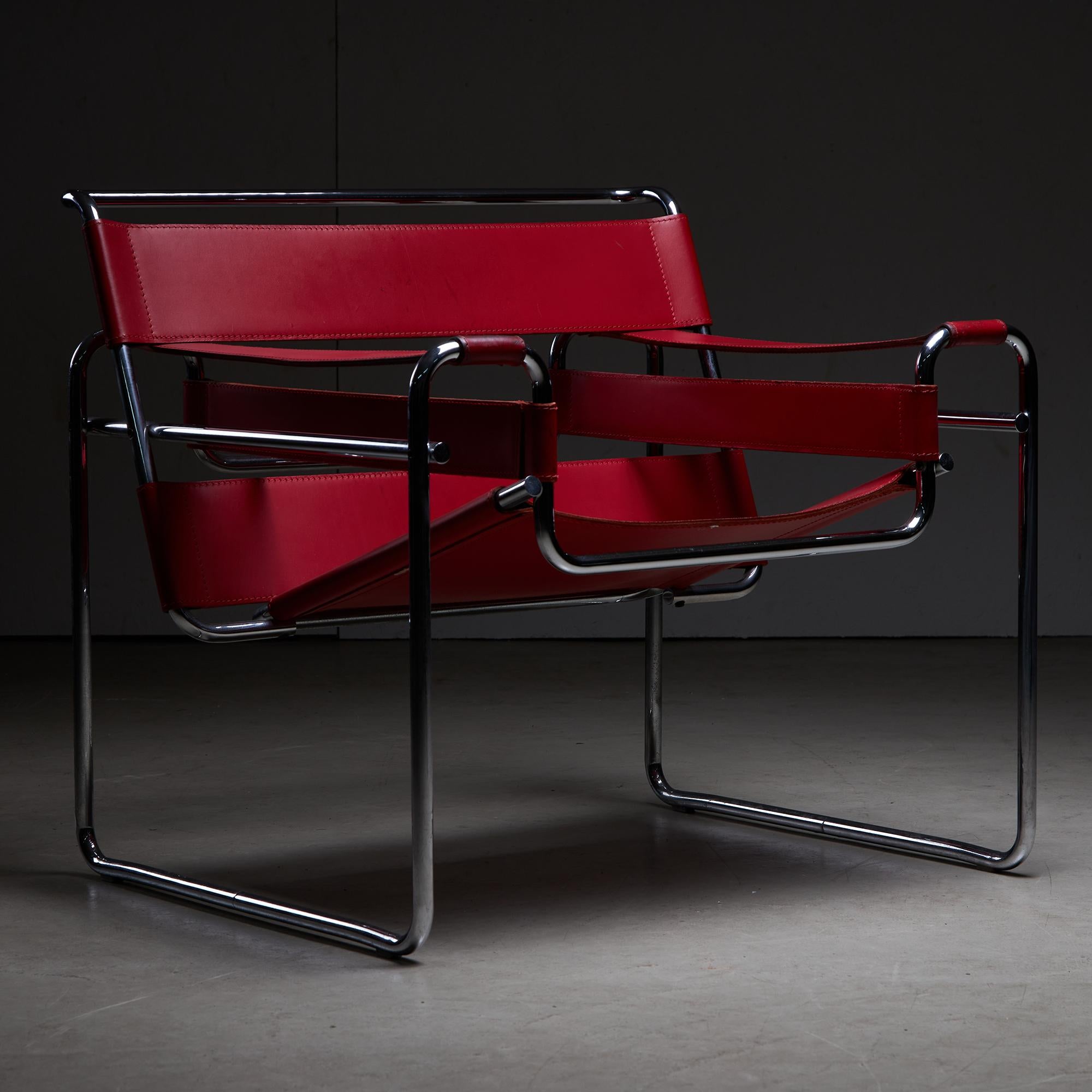 The Wassily chair, designed by Marcel Breuer in the 1920s for Knoll, stands as an iconic piece in the evolution of modern design. Renowned for its pioneering use of materials and distinctive form, this chair encapsulates a significant era in