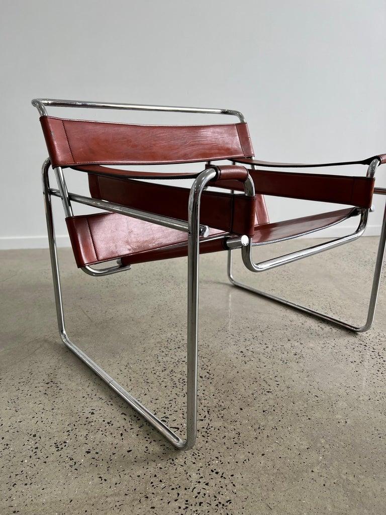 All original Marcel Breuer Wassily chair for Knoll in brown leather straps and tubular frame.
1960s Mid-Century Modern authentic Wassily B3 chair designed by Marcel Breuer and made by Knoll.
The chairs feature the iconic frame shape made of steel
