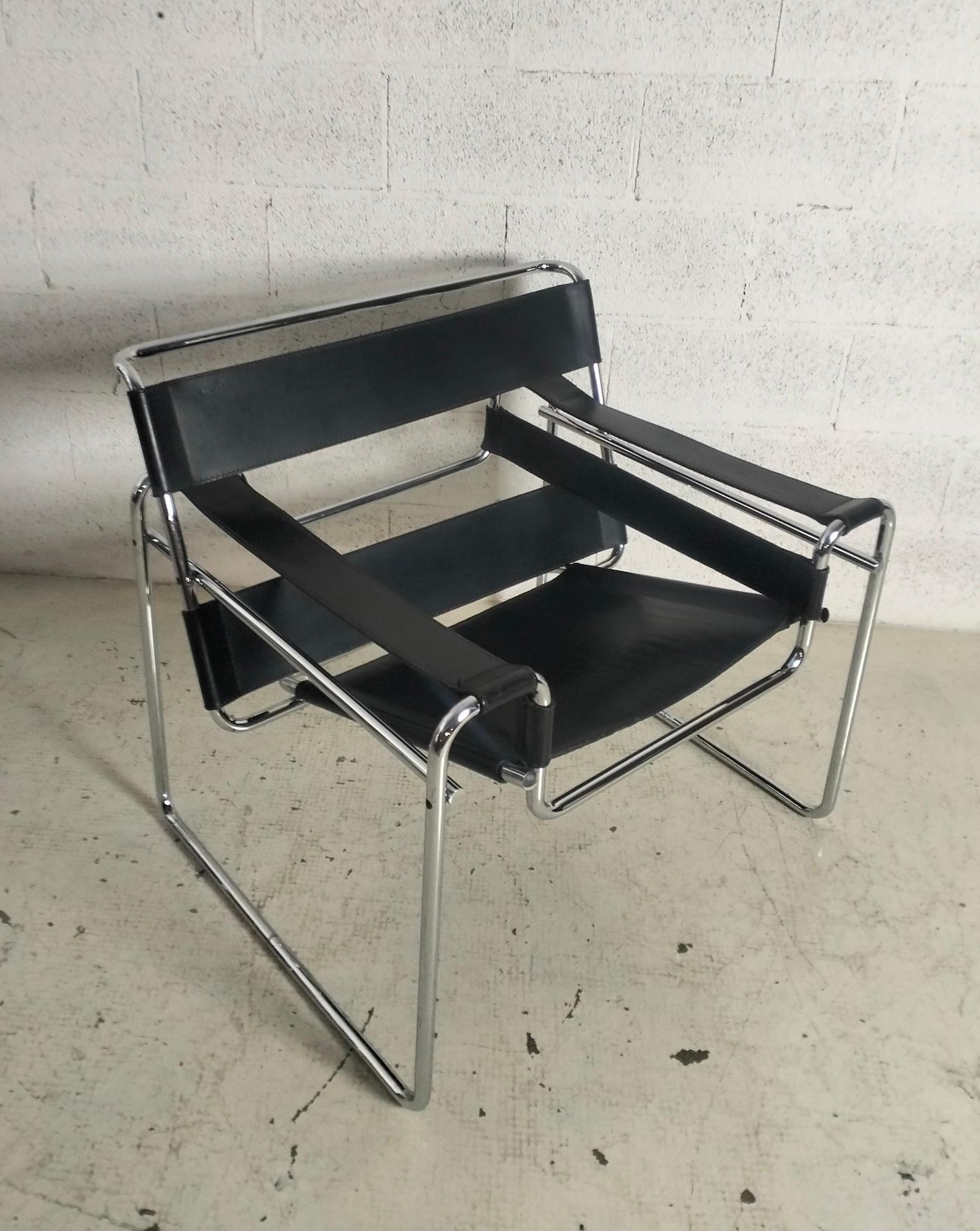 Italienischer Wassily-Sessel aus schwarzem Leder von Breuer für Gavina, Mitte des Jahrhunderts, 1960er Jahre. Wassily Chair, auch bekannt als Modell B3, mit rechteckigem Sitz aus schwarzem Leder und Rohrgestell aus verchromtem Stahl. Produziert von