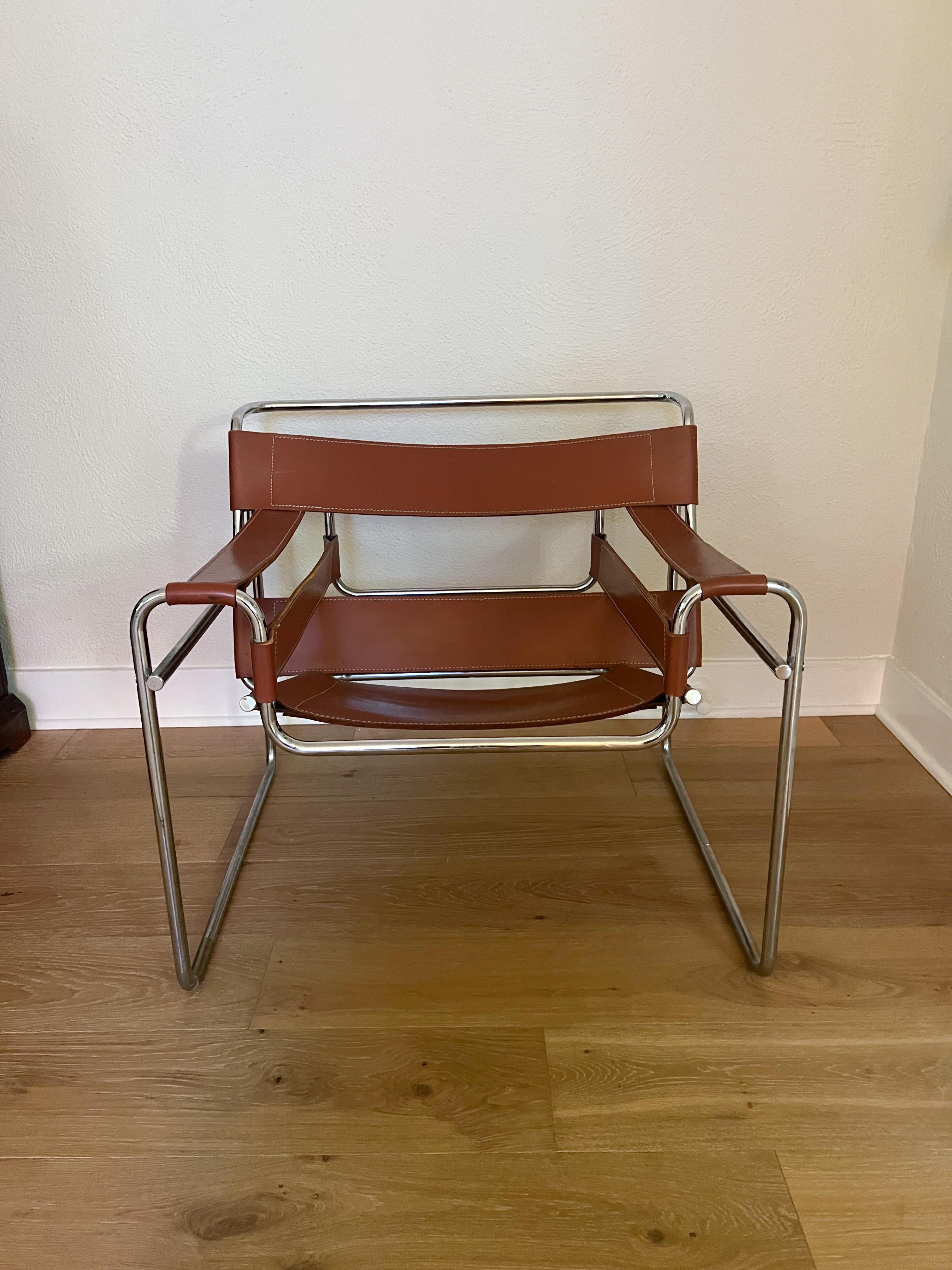Présentation d'un chef-d'œuvre intemporel qui reprend l'esthétique classique du style Bauhaus de Marcel Breuer - une chaise longue inspirée du design emblématique de Wassily. Sa silhouette minimaliste est caractérisée par un cadre en acier tubulaire