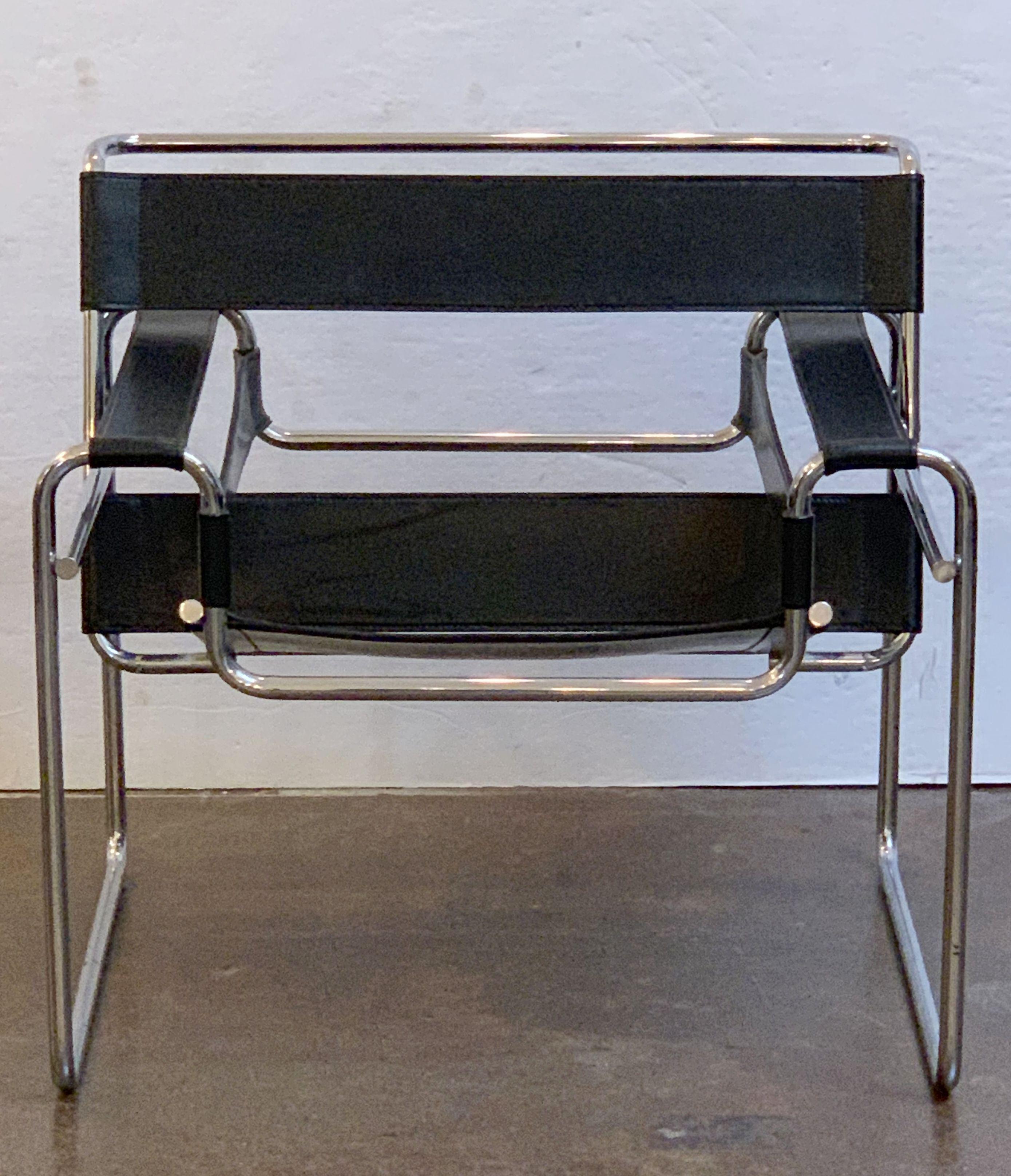 Chaise de salon française de style Wassily, fine et confortable, composée de bandes de cuir surpiqué fixées à une structure tubulaire chromée sans soudure, inspirée du design original de Marcel Breuer.
  