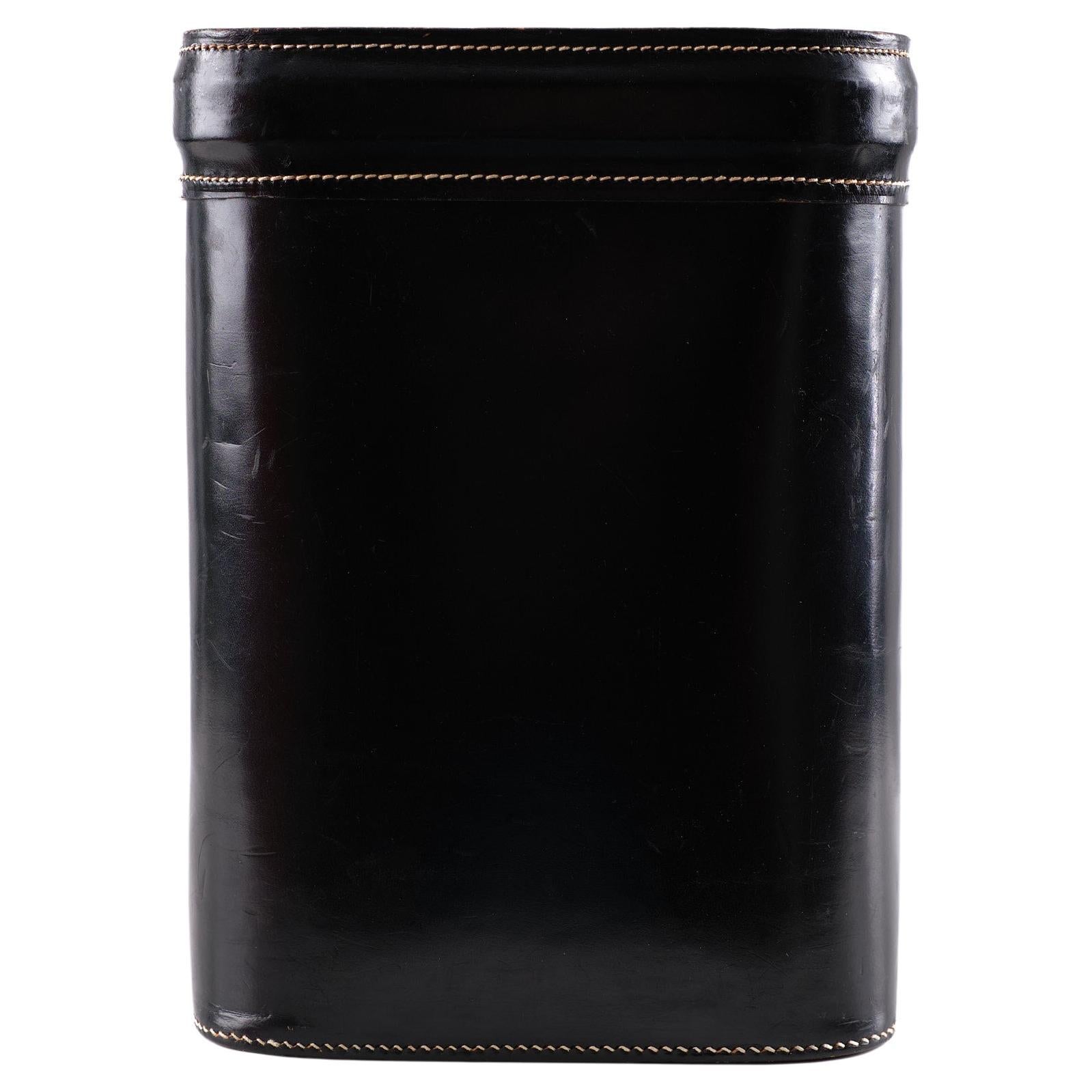 Very nice stich leather waste basket, In Black color. Still in very 
good condition.