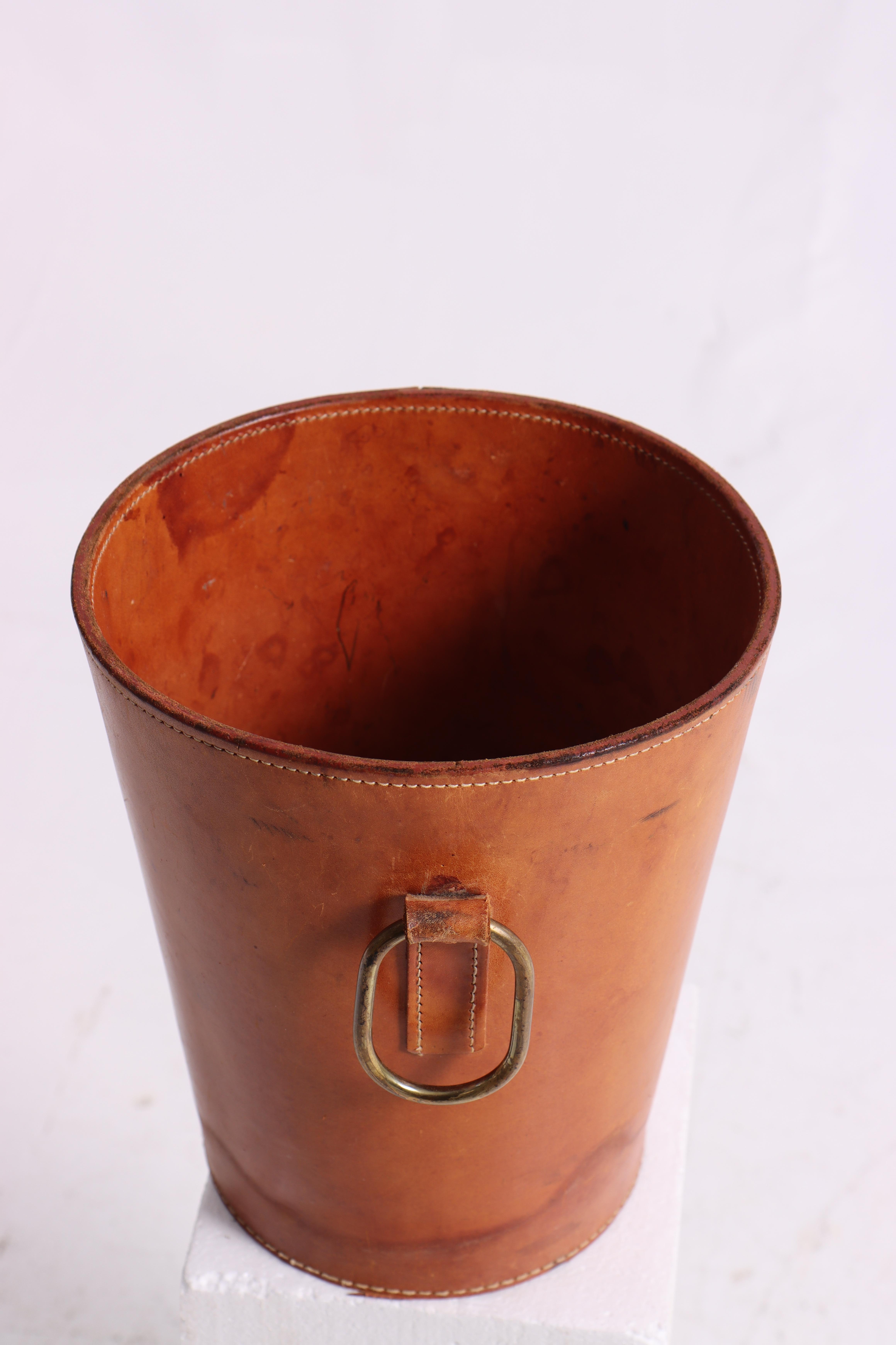 Waste bin in beautifully patinated leather and brass. Made for Illums Bolighus in the 1950s. Great original condition. Made in Denmark.