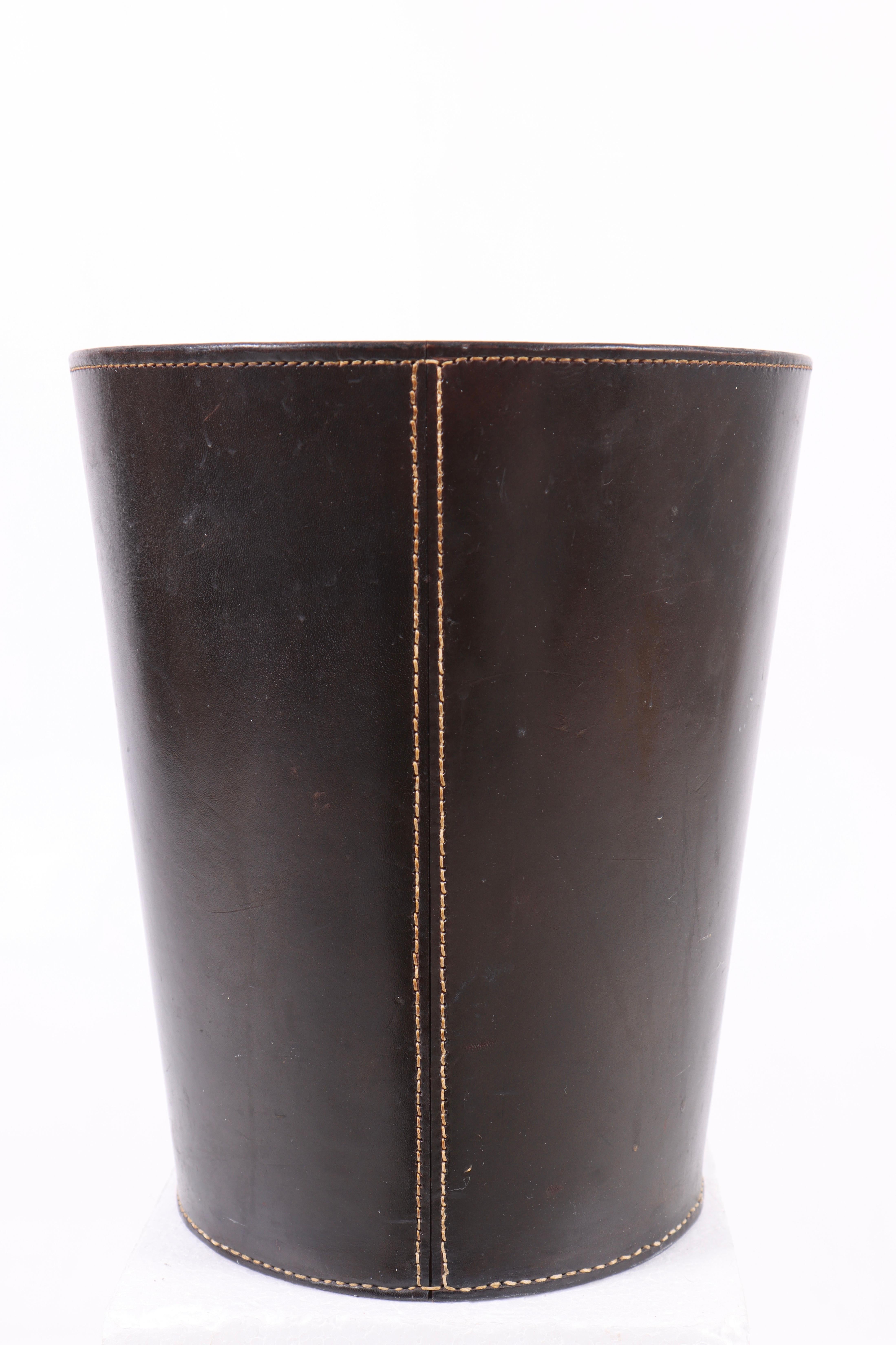 Waste Bin in Patinated Leather, Illums Bolighus, 1950s, Dainsh Midcentury In Good Condition For Sale In Lejre, DK