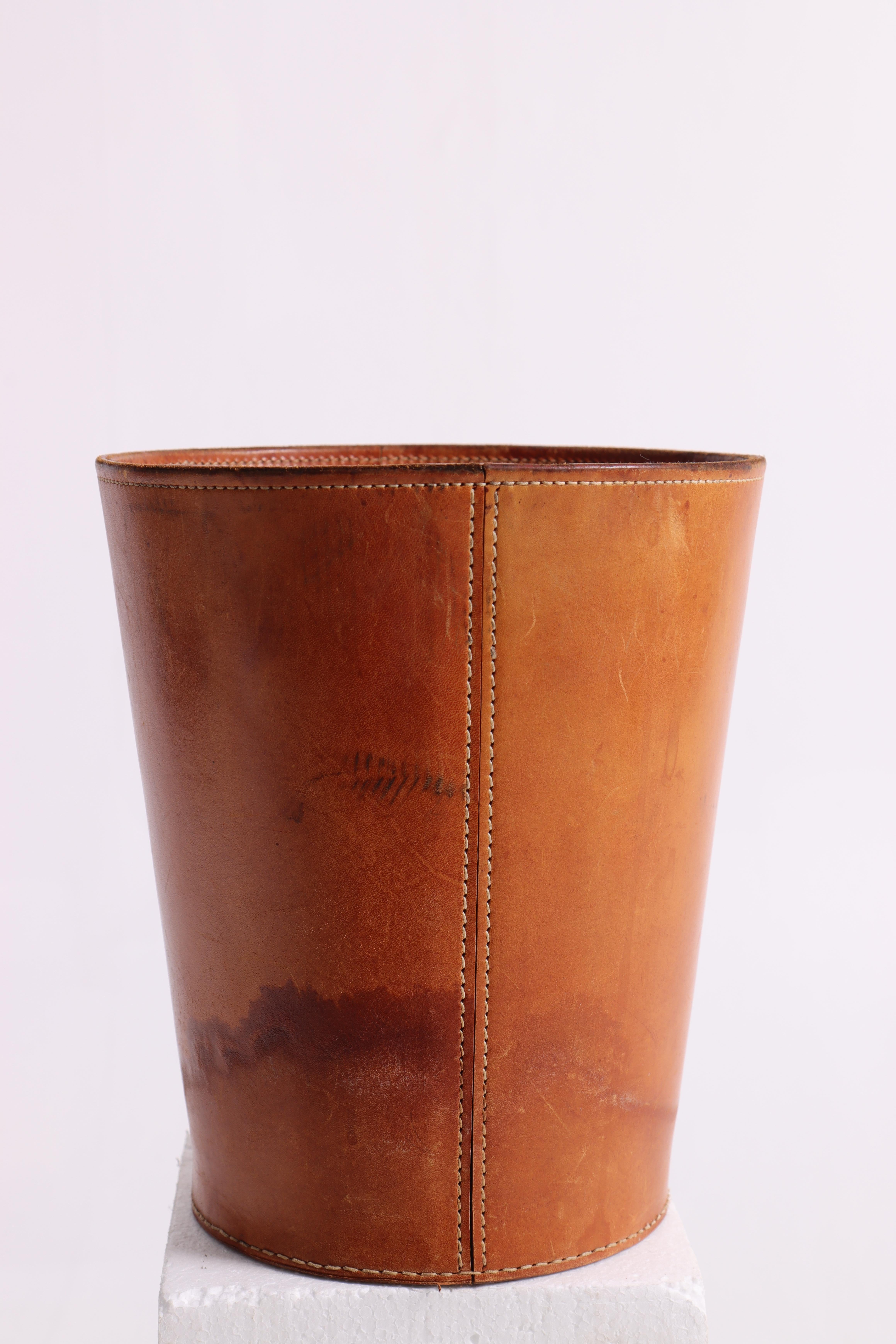 Mid-20th Century Waste Bin in Patinated Leather, Illums Bolighus, 1950s, Dainsh Midcentury For Sale