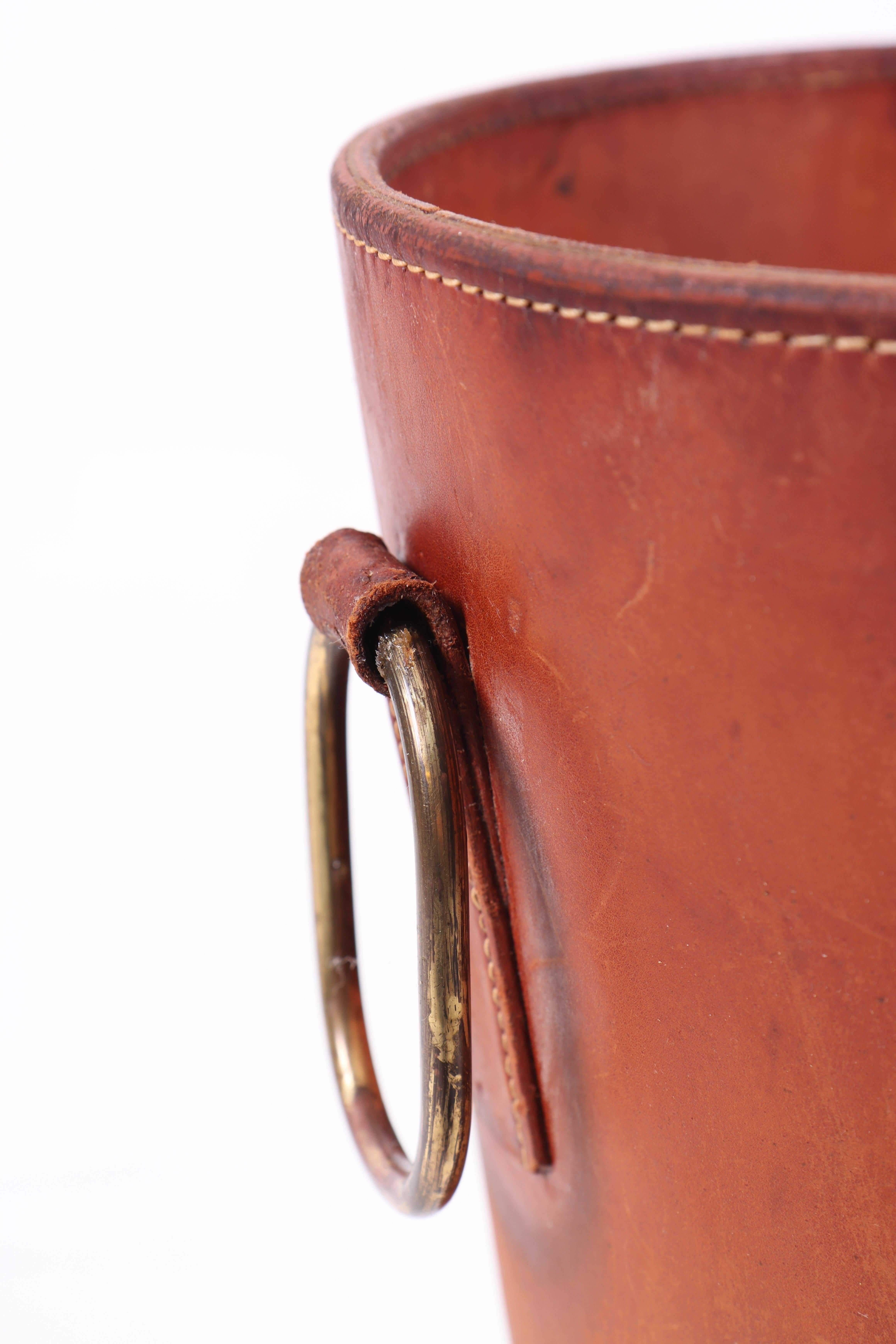 Waste Bin in Patinated Leather, Illums Bolighus, 1950s, Danish Midcentury In Good Condition For Sale In Lejre, DK