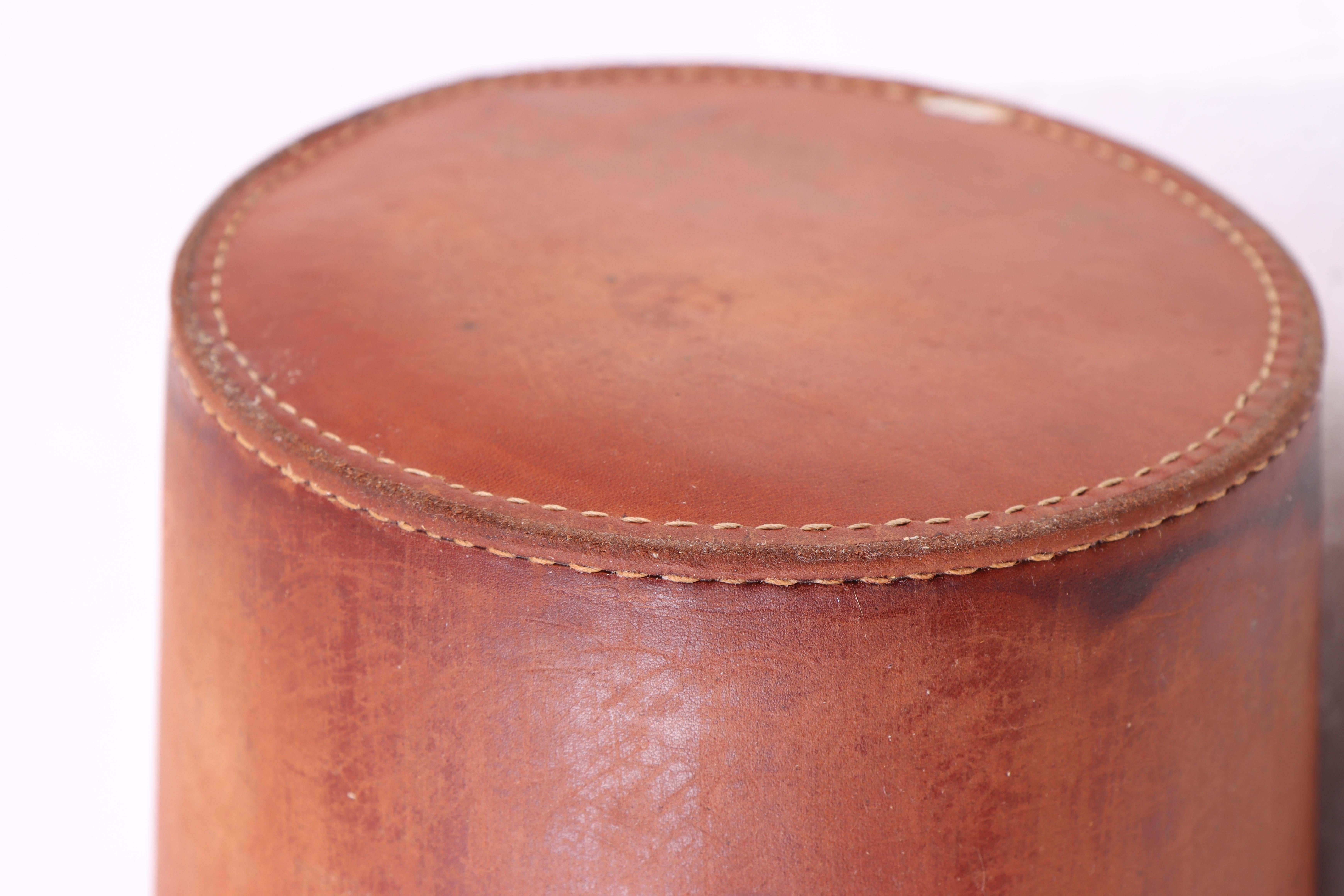 Mid-20th Century Waste Bin in Patinated Leather, Illums Bolighus, 1950s, Danish Midcentury For Sale