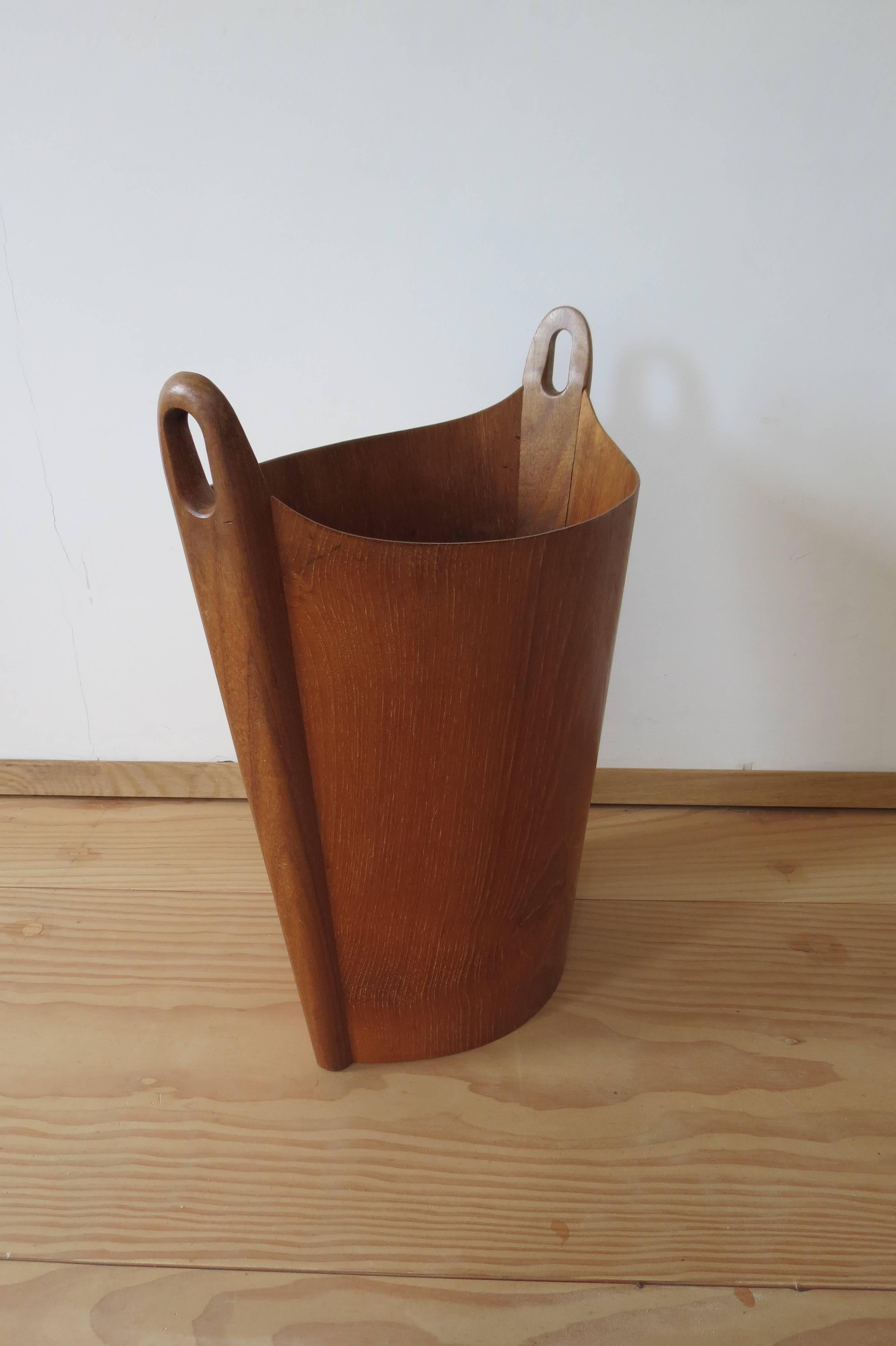 Teak waste paper basket from the 1950s, manufactured by PS Heggen Norway, designed by Einar Barnes.
Teak with afrormosia handles. In good overall condition, some staining to the inside as shown in the photo.
Stamped to underside P S Heggen