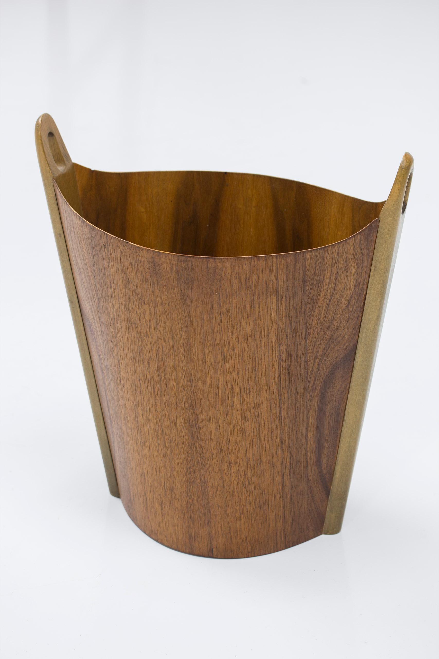 Wastepaper bin designed by Einar Barnes. Produced in Norway by PS Heggen during the 1950s. Made from laminated teak and beech wood. Very good vintage condition with age related wear and patina. 



Designer: Einar Barnes

Manufacturer: PS