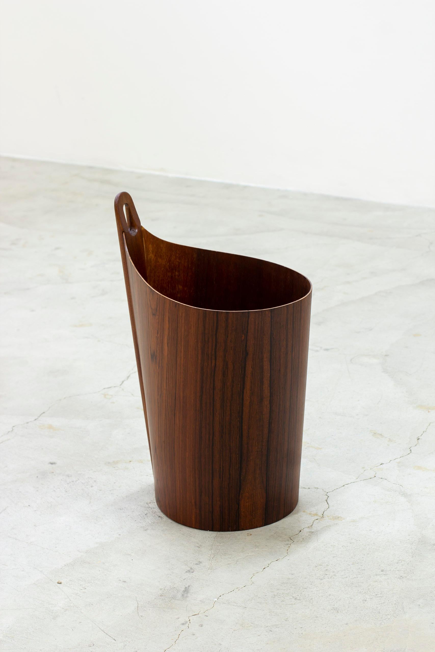 Wastepaper bin designed by Einar Barnes. Produced in Norway by PS Heggen during the 1950s. Made from laminated walnut and teak wood. Good vintage condition with age related wear and patina. 



Designer: Einar Barnes

Manufacturer: PS Heggen

Year: