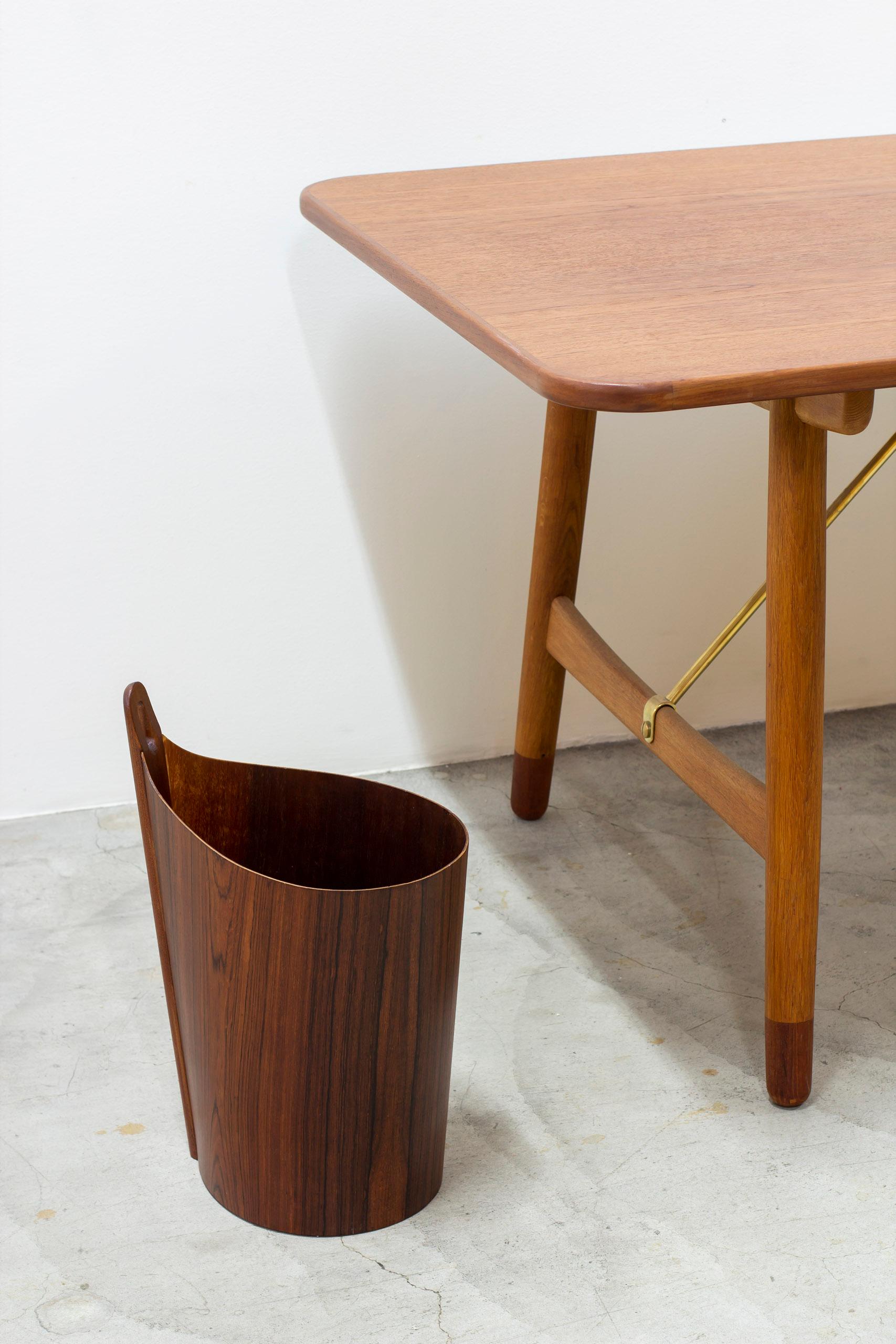 Scandinavian Modern Wastepaper bin in walnut by Einar Barnes, PS Heggen, Norway, 1960s For Sale