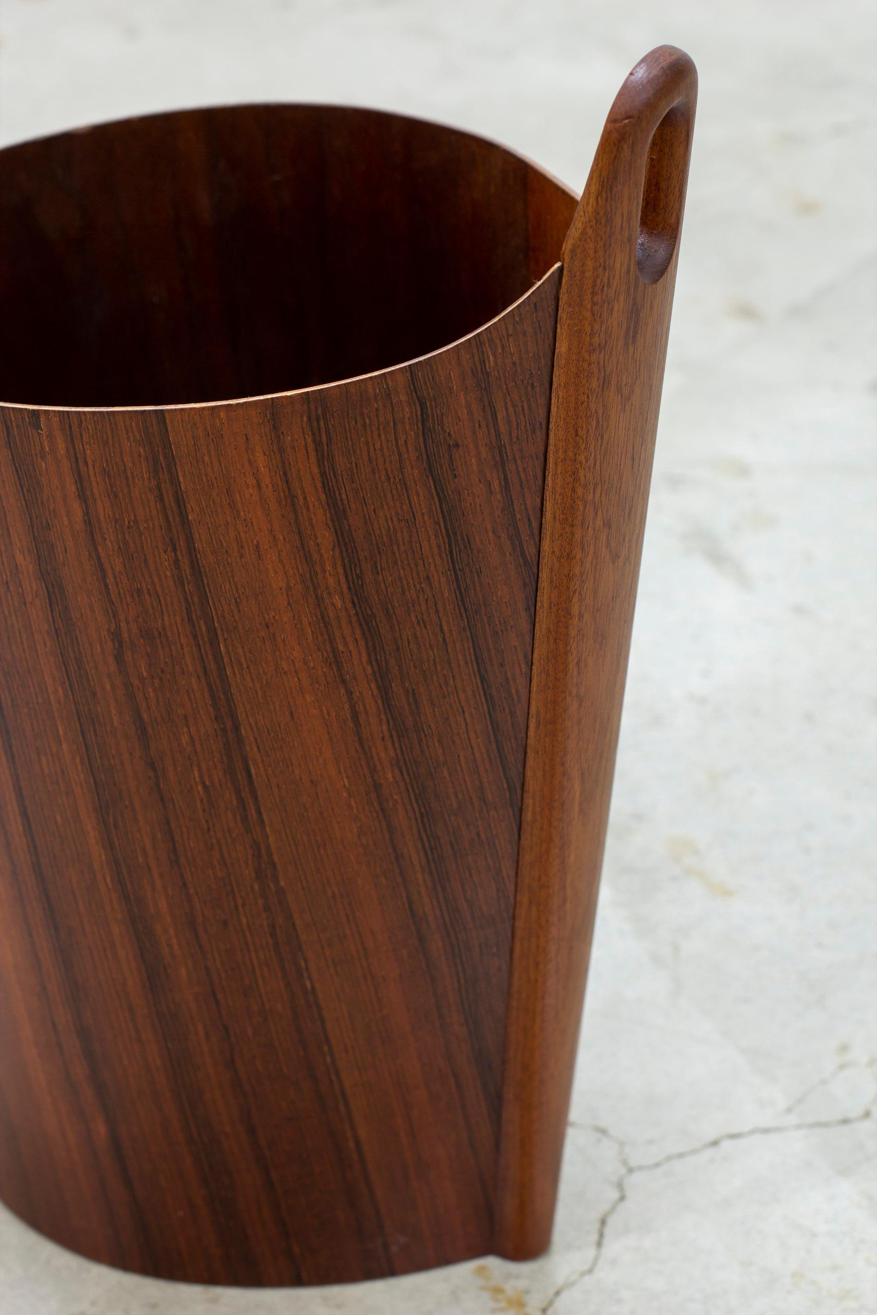 Wastepaper bin in walnut by Einar Barnes, PS Heggen, Norway, 1960s In Good Condition For Sale In Hägersten, SE