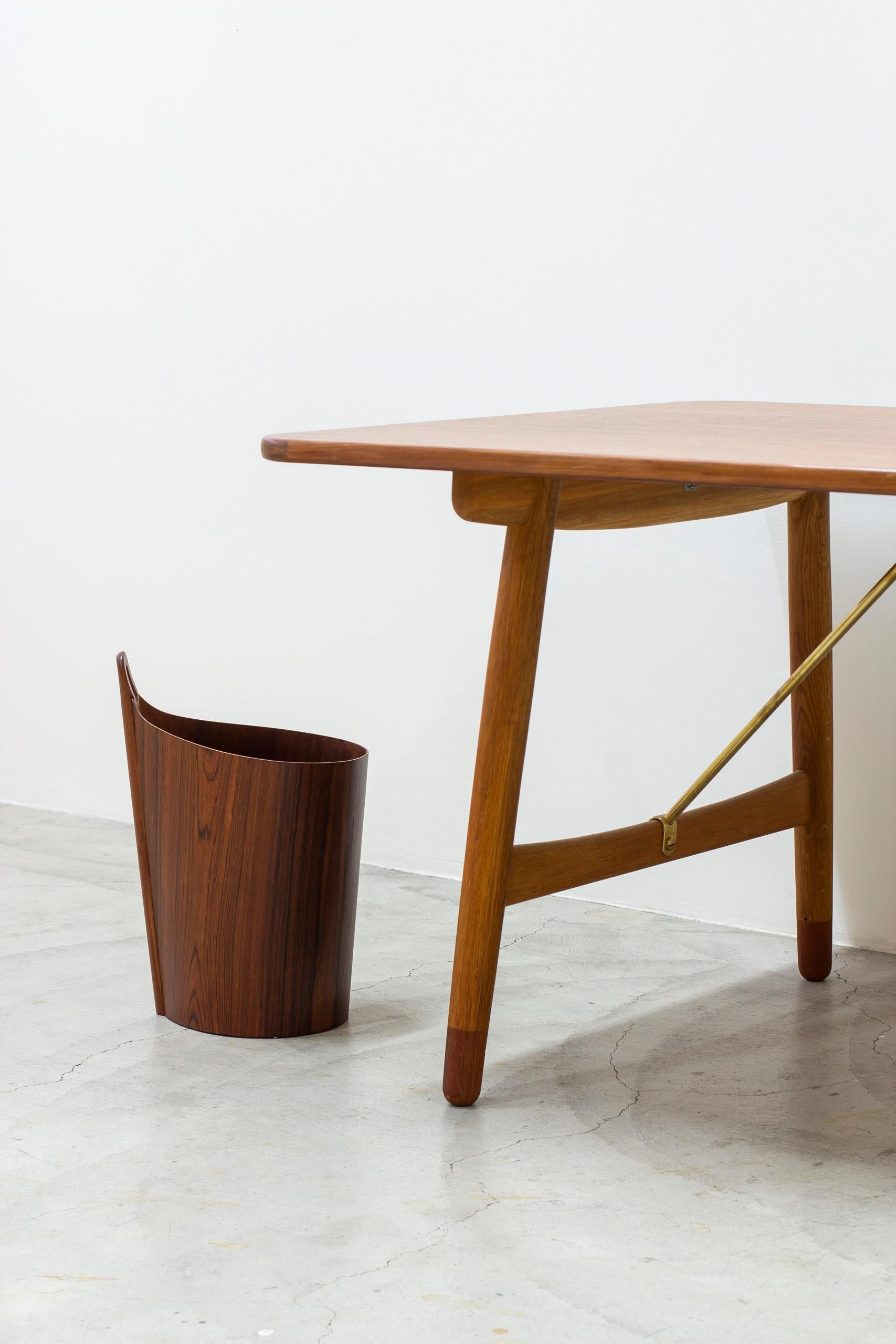 Wastepaper bin in walnut by Einar Barnes, PS Heggen, Norway, 1960s For Sale 2