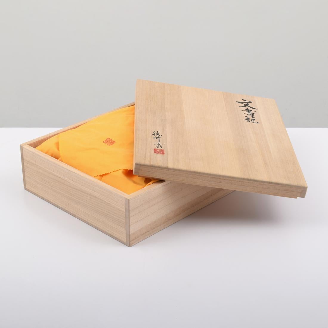 Watanabe Shochikusai II Paper Box In Good Condition For Sale In Lake Worth Beach, FL