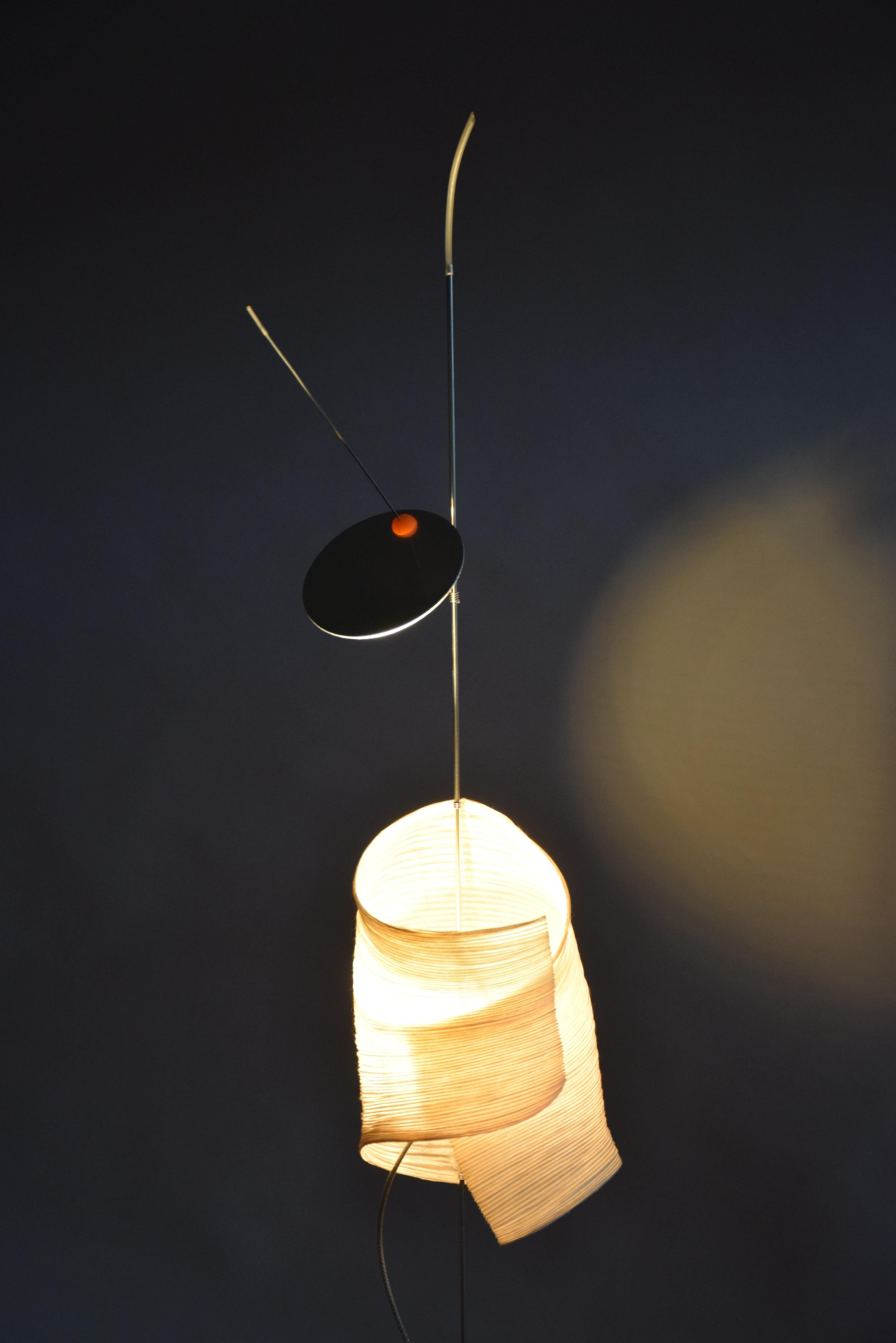Illuminez votre espace avec une élégance intemporelle : Lampe de table Watapunga 1998

Voici la lampe de table Watapunga, un chef-d'œuvre lumineux conçu par Ingo Maurer et Dagmar Mombach en 1998. Cette lampe de table transcende la simple