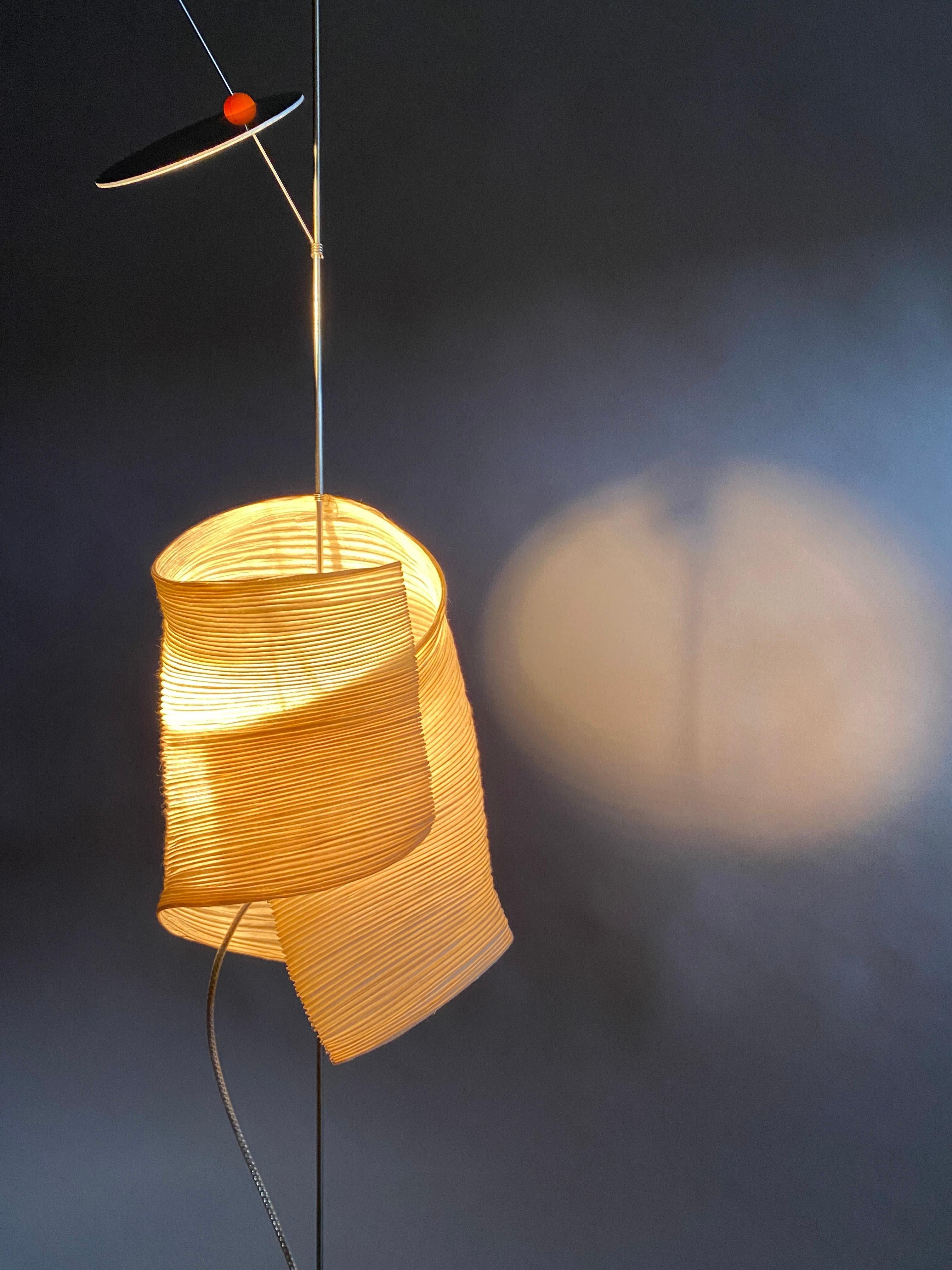 Illuminez votre espace avec une élégance intemporelle : Lampe de table Watapunga 1998

Voici la lampe de table Watapunga, un chef-d'œuvre lumineux conçu par Ingo Maurer et Dagmar Mombach en 1998. Cette lampe de table transcende la simple