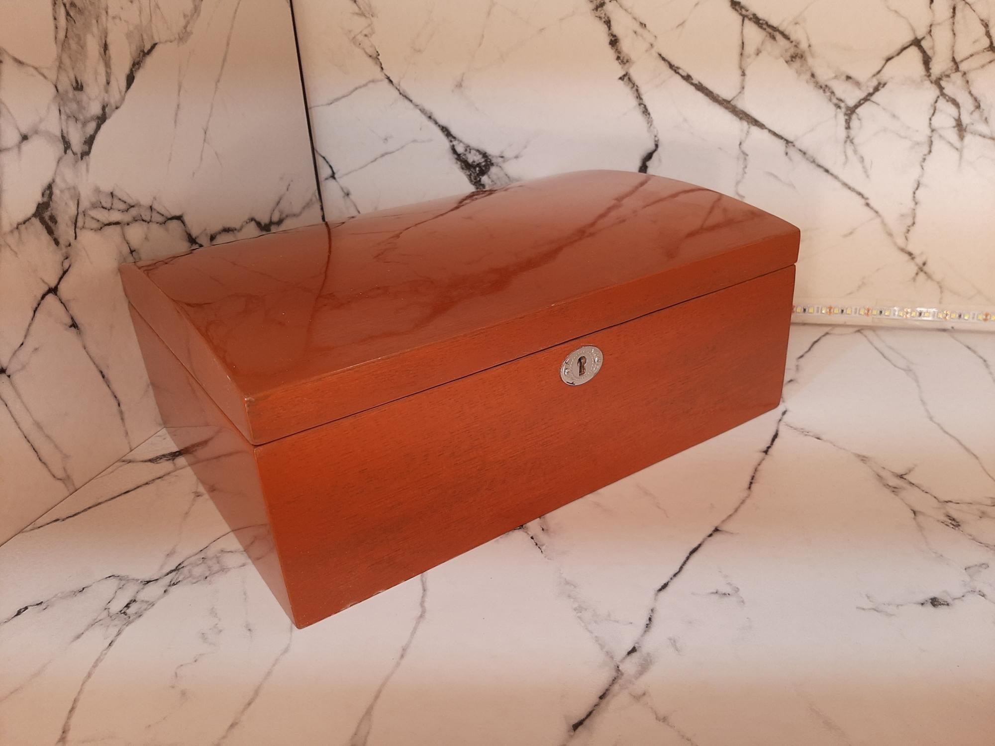 Watch Box In Fair Condition For Sale In Нұр-Сұлтан, KZ