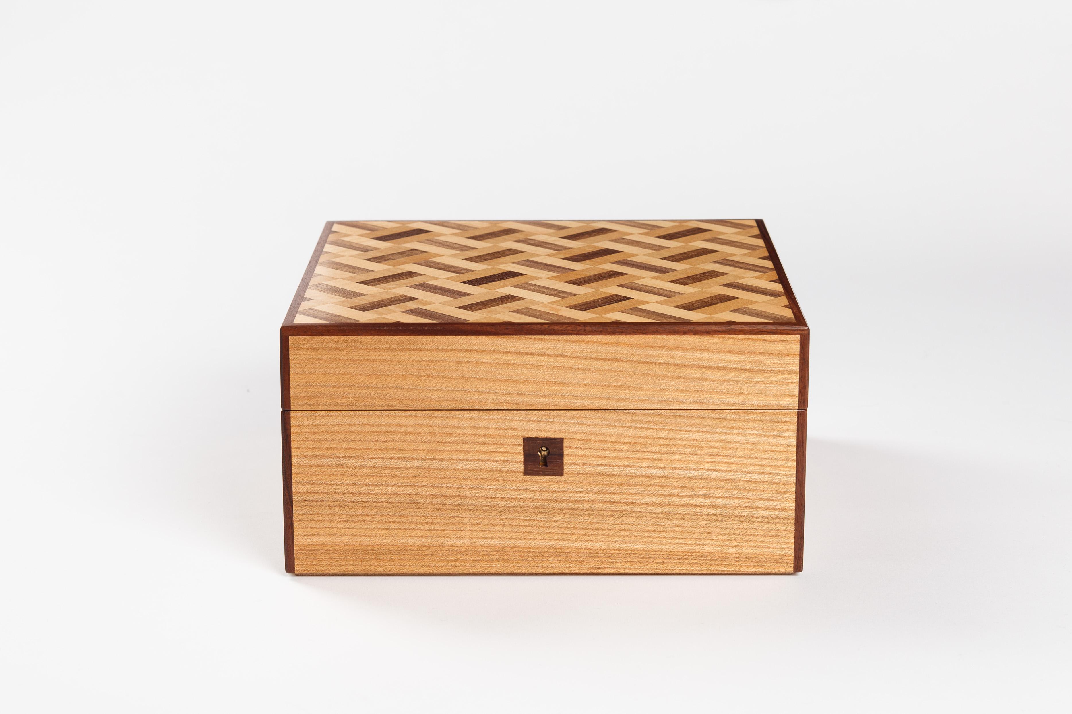Watch Box in Scottish Elm with Maple and Walnut Basket-Weave Parquetry lid For Sale 1