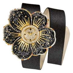 Montre en or, diamants blancs et noirs, saphirs, bracelet en satin et nano-mosaïque décorée à la main