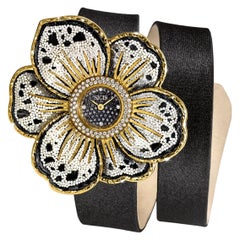 Montre en or, diamants blancs et noirs et bracelet en satin, décorée à la main avec de la micro-mosaïque