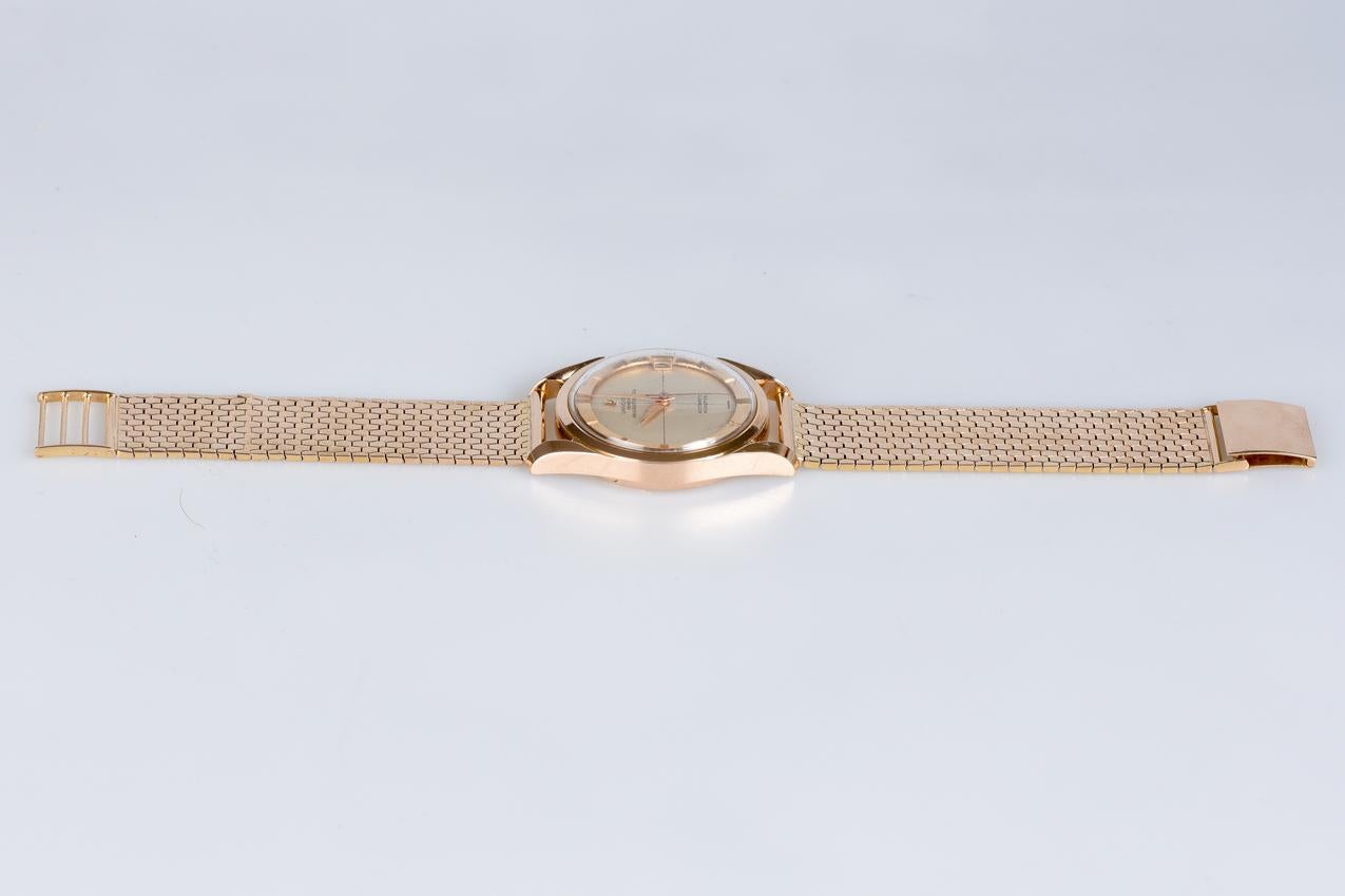 Watch in 18-carat yellow gold from the Swiss company Universal Genève Polerouter 7