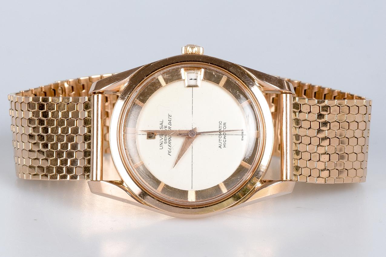 Watch in 18-carat yellow gold from the Swiss company Universal Genève Polerouter.
The Polerouter was produced in 1954 by Universal Genève in collaboration with Scandinavian Airline System, by Gérald Genta. 
Universal Genève developed the automatic