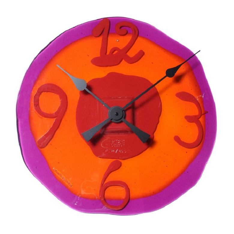 Große Uhr "Me" aus klarem Fuchsia, klarem Orange und mattem Rot von Gaetano Pesce im Angebot