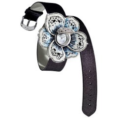 Montre en or blanc, diamants blancs, noirs et blancs et diamants glacés, avec bracelet en satin décoré de micromosaïque