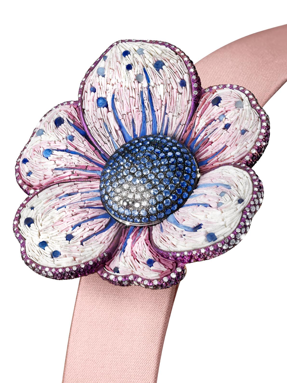 Taglio brillante Orologio Oro Bianco Diamanti Zaffiri Cinturino in Raso Decorato a mano Micromosaico in vendita