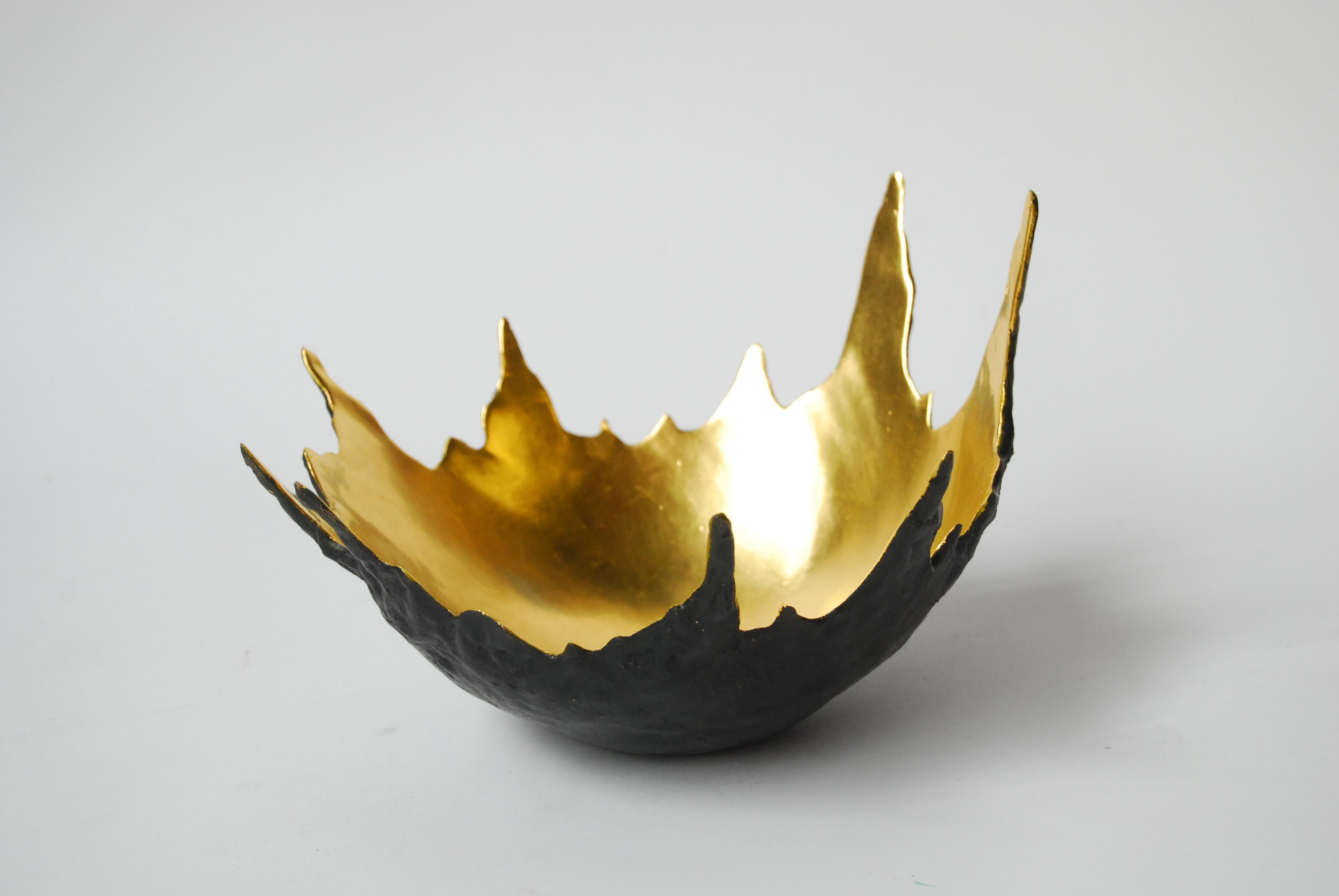 Deux bols en forme de goutte d'eau par Elan Atelier. Fabriqué sur commande dans un délai de 20 à 22 semaines, frais de port inclus

Taille 2 : 320 $ / 288 $ net
Expédition : 72
diam 14 x h9 cm / diam 5.5 x h3.5 in

Taille 1 : 225 $ liste / 202,50 $