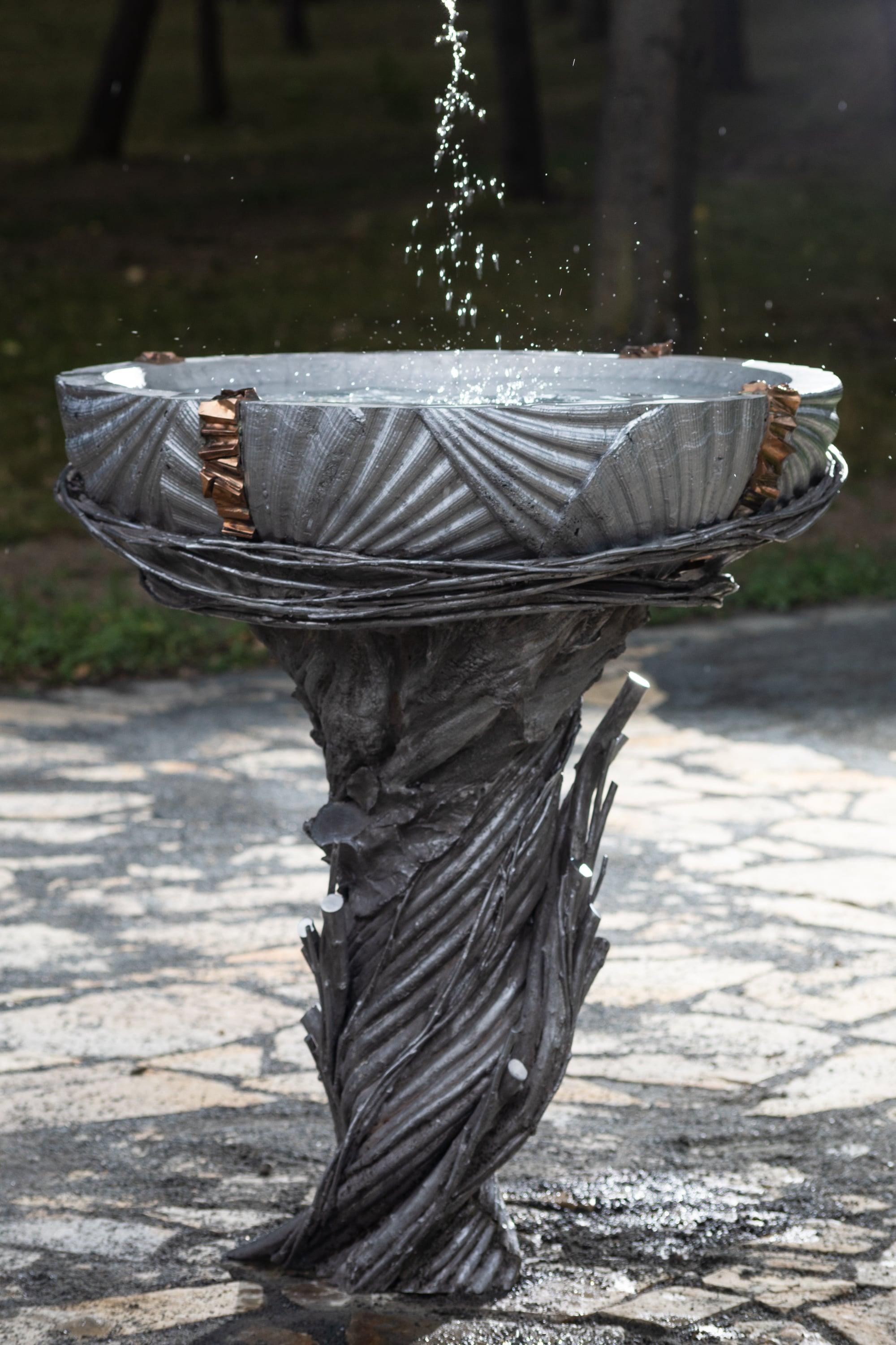 Water Element est une œuvre en bronze et en aluminium du sculpteur tchèque Ondřej Oliva. Il s'agit à la fois d'une sculpture extérieure et d'un grand bassin d'eau de jardin. L'eau est statique. Un bouchon de vidange situé au centre du bassin permet