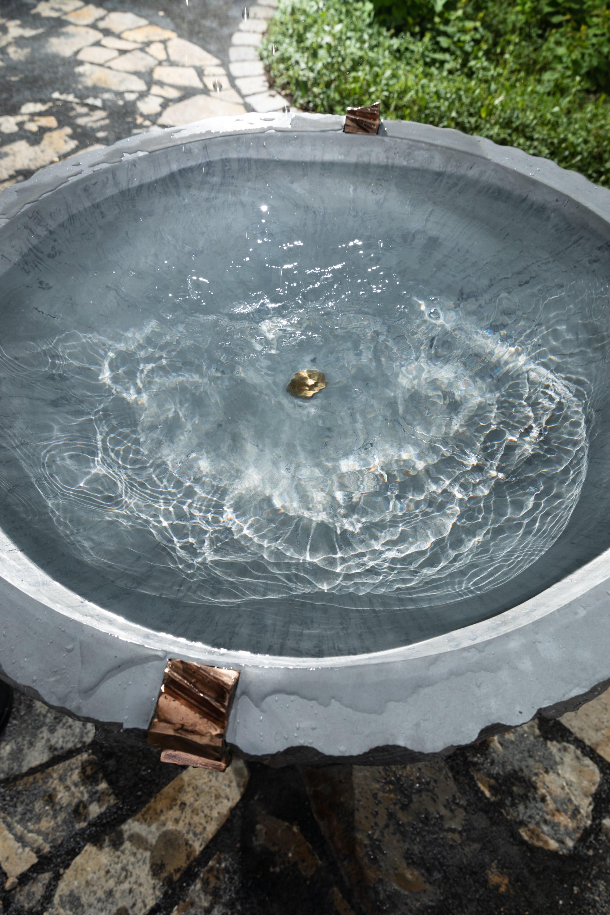 Water Element by Ondřej Oliva - garden basin, aluminum and bronze In New Condition For Sale In PARIS, FR
