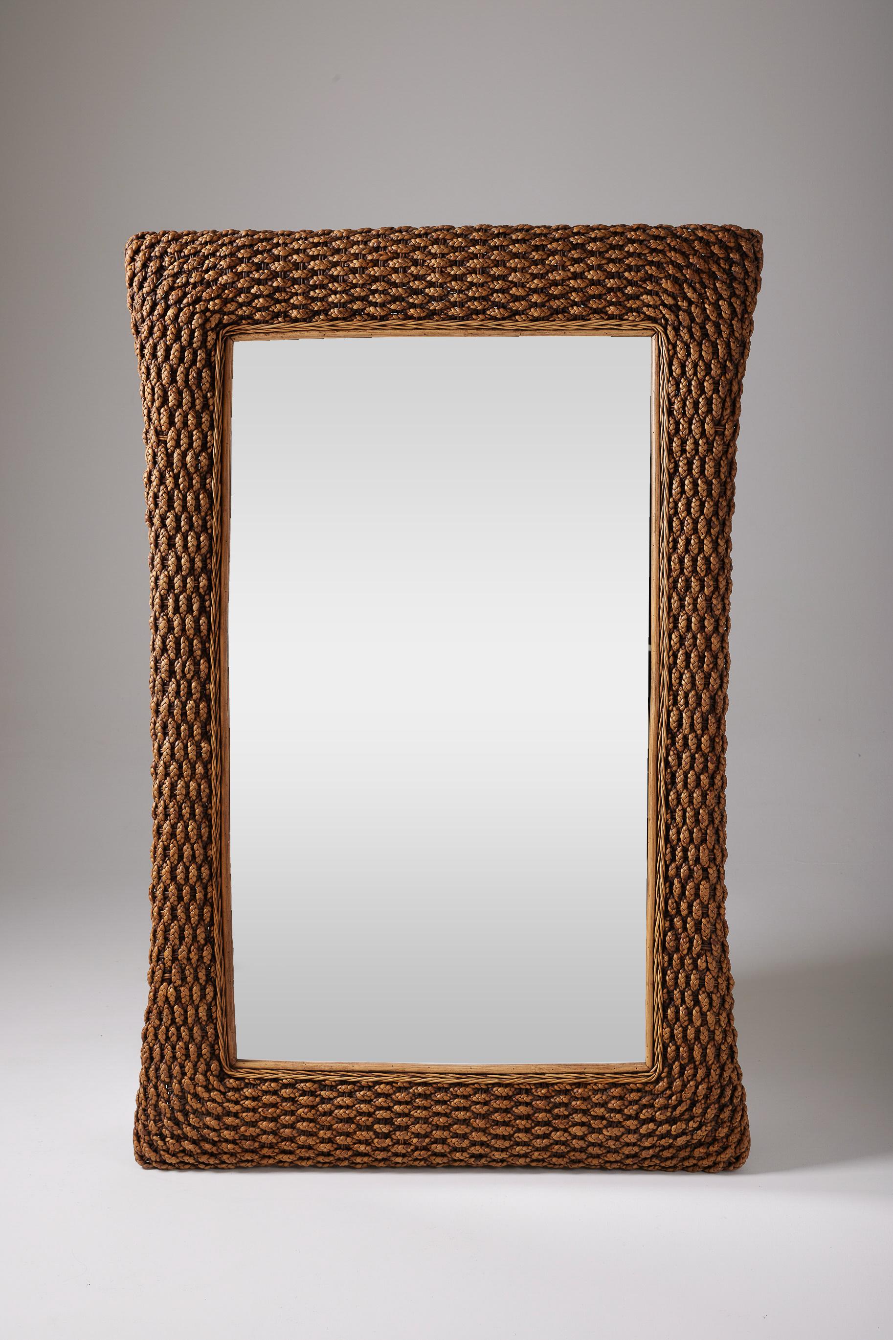 Large mirror with a woven water hyacinth frame in the 1970s style. Very good condition.
DV492