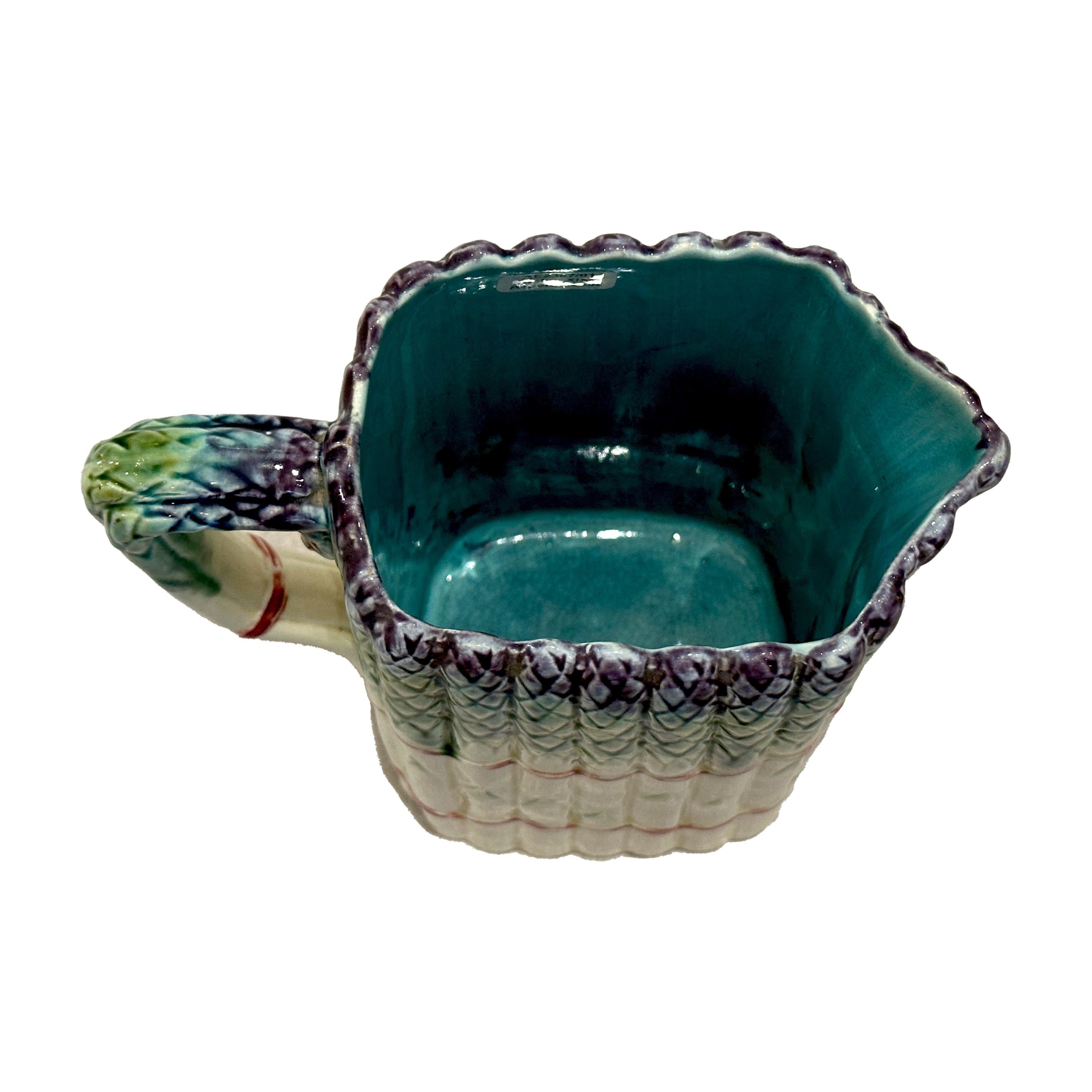 Ce superbe pichet, inspiré des créations de la célèbre manufacture d'Onnaing, est une véritable œuvre d'art en faïence. Doté d'un design élégant et raffiné, ce pichet se distingue par ses couleurs éclatantes et sa texture unique. Le corps du pichet