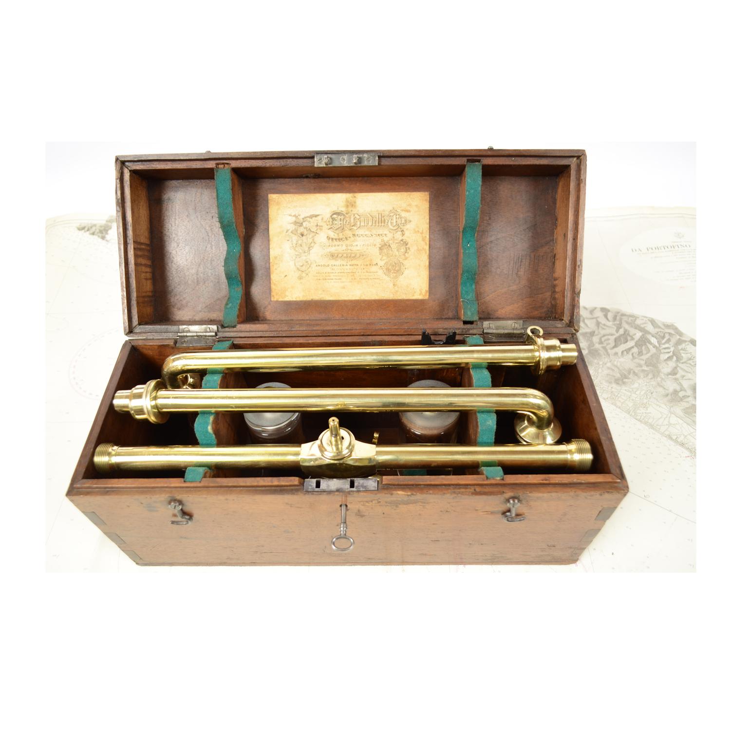 Water level made of brass and glass, complete with accessories and tripod signed A. Bardelli, second half of the 19th century. Very good condition. Measures: Width cm 107. Box cm 41.5 x 16 x 20.5.
 