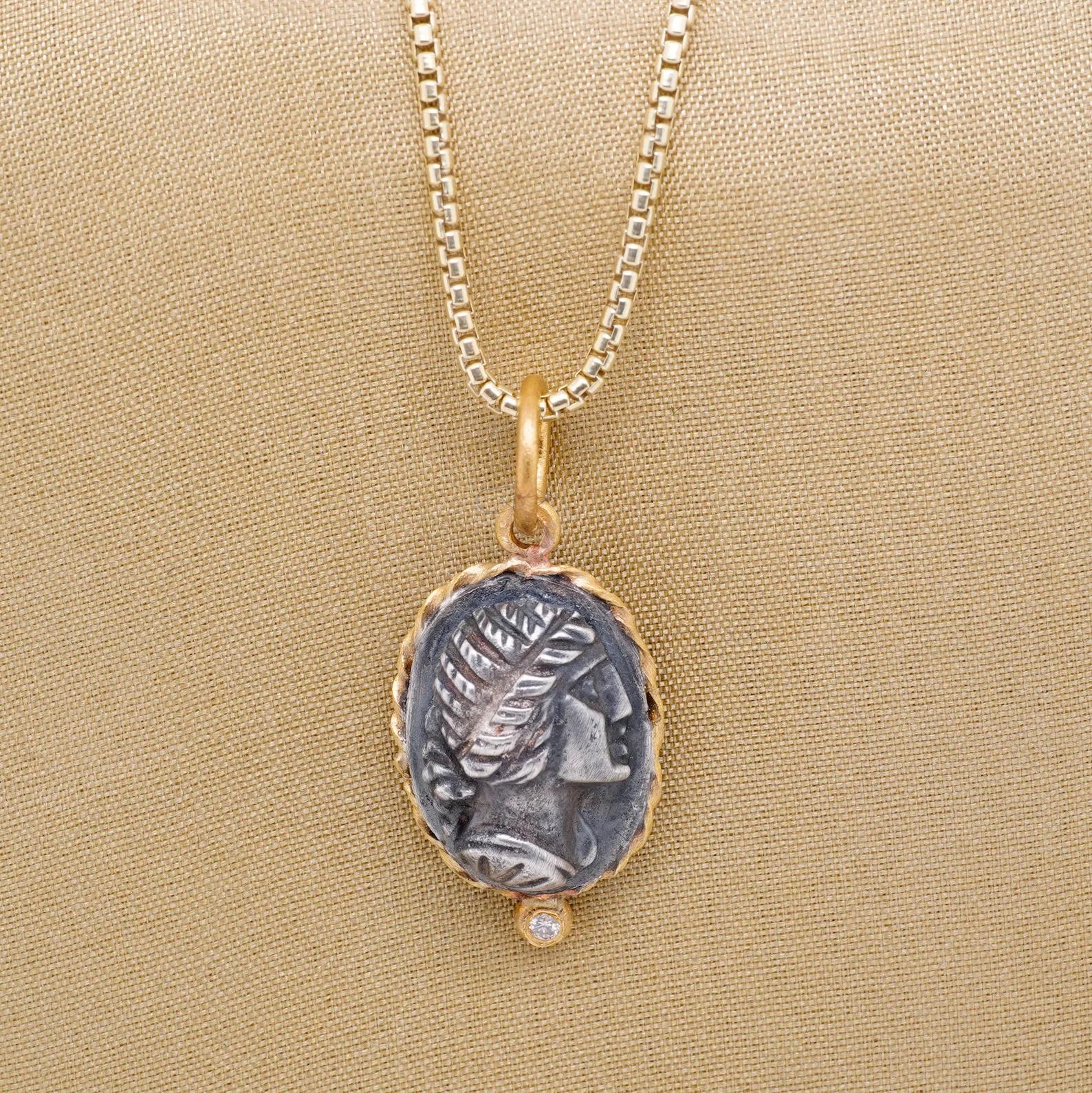 Ninfa dell'acqua, collana con ciondolo e amuleto con diamante, oro 24kt e argento in vendita 1