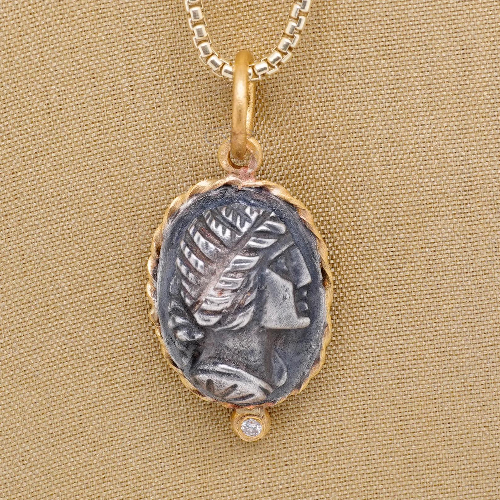 Ninfa dell'acqua, collana con ciondolo e amuleto con diamante, oro 24kt e argento in vendita 2