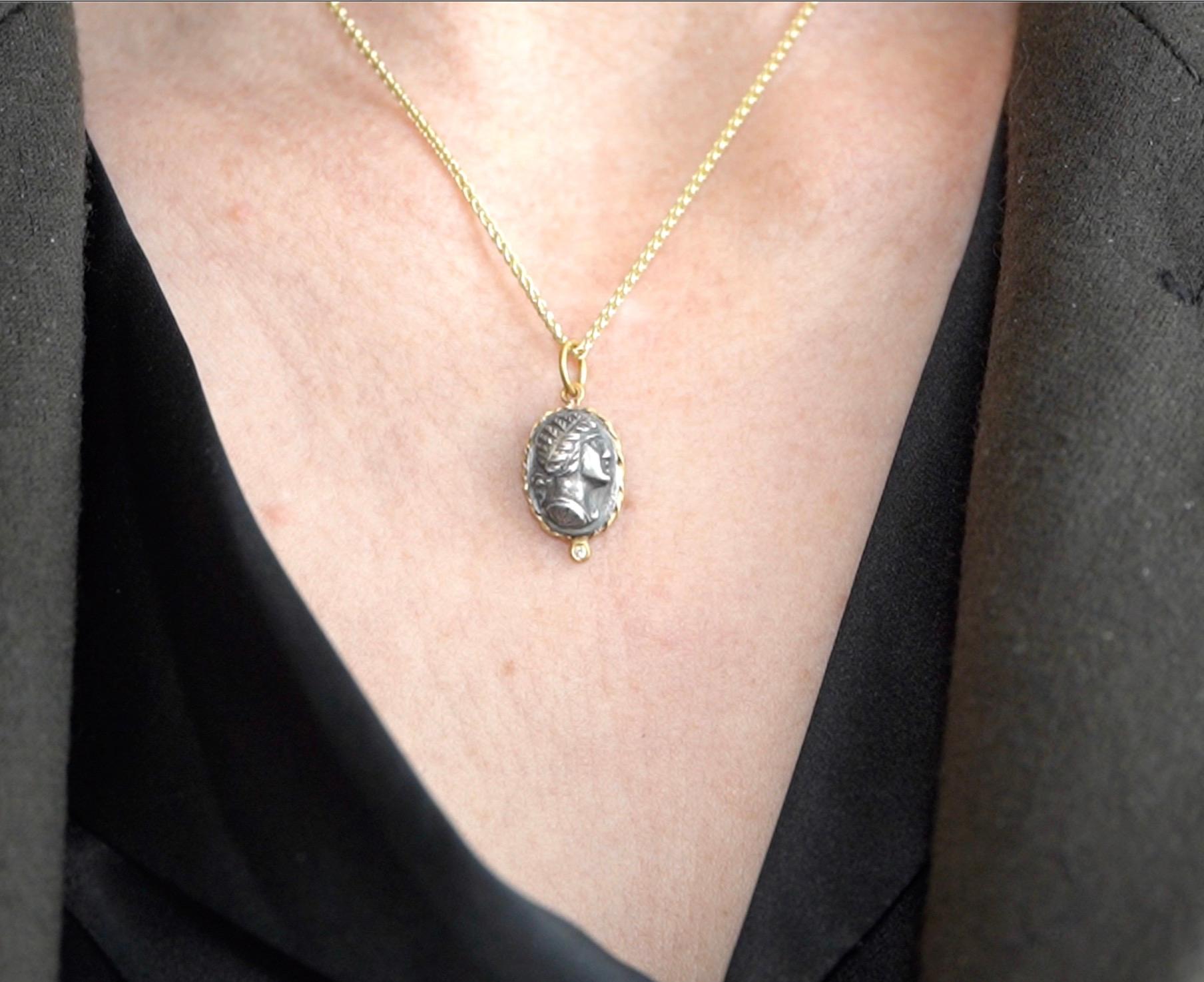 Contemporaneo Ninfa dell'acqua, collana con ciondolo e amuleto con diamante, oro 24kt e argento in vendita