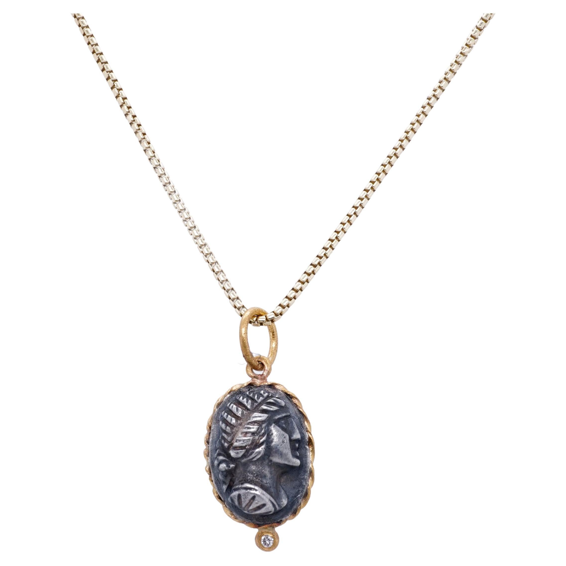 Taglio rotondo Ninfa dell'acqua, collana con ciondolo e amuleto con diamante, oro 24kt e argento in vendita