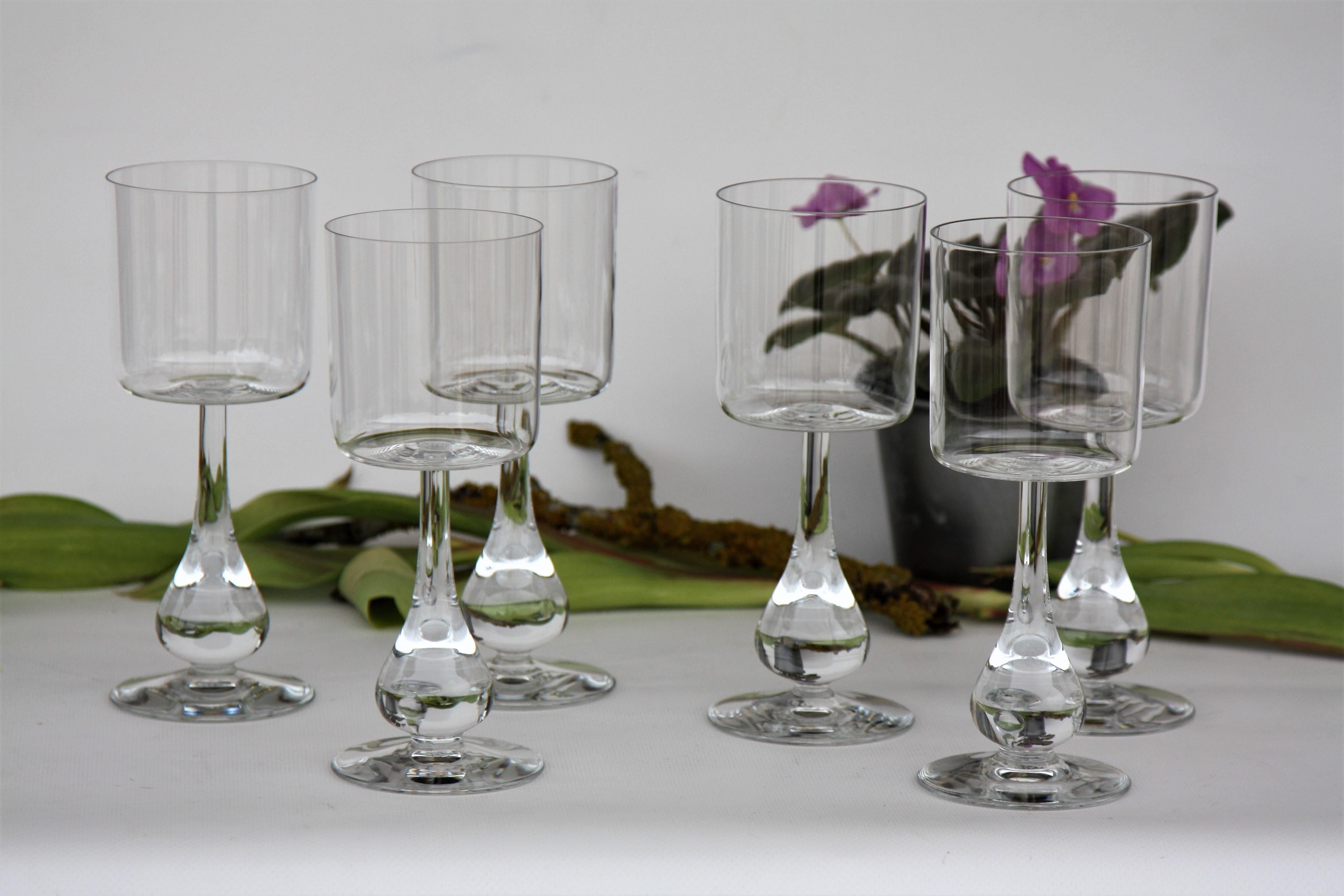 Rare set of 6 water glasses and water pitcher in Baccarat crystal.

Model José, created in 1970 by Boris Tabacoff and edited until 1983.
Boris Tabacoff created other glass services: Pavot (1970) and Narcisse (1971).
Clear crystal blown. Way leg