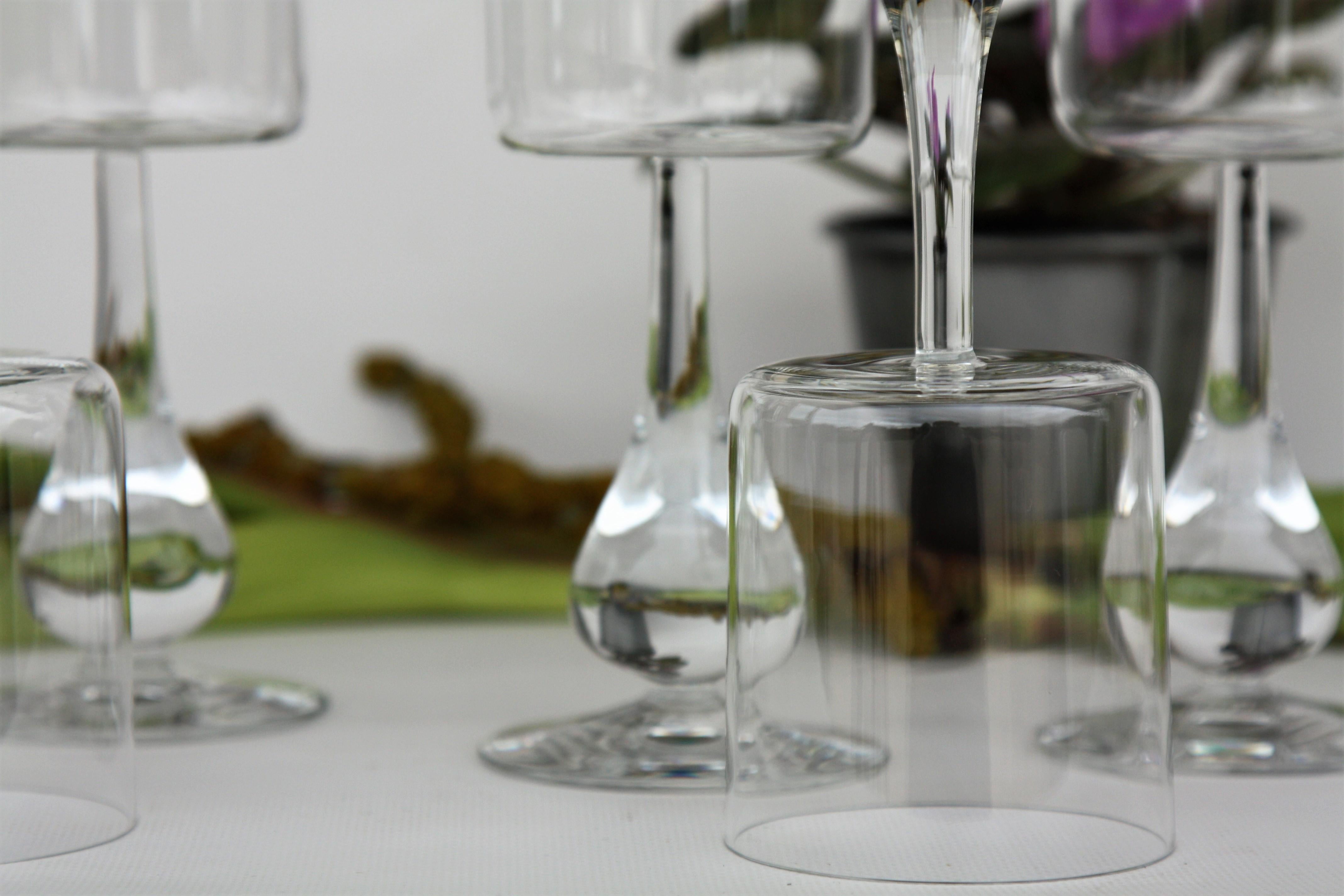 Wasserfassung in Baccarat-Kristall, Modell José. Gläser und Wasserkrug (Moderne) im Angebot