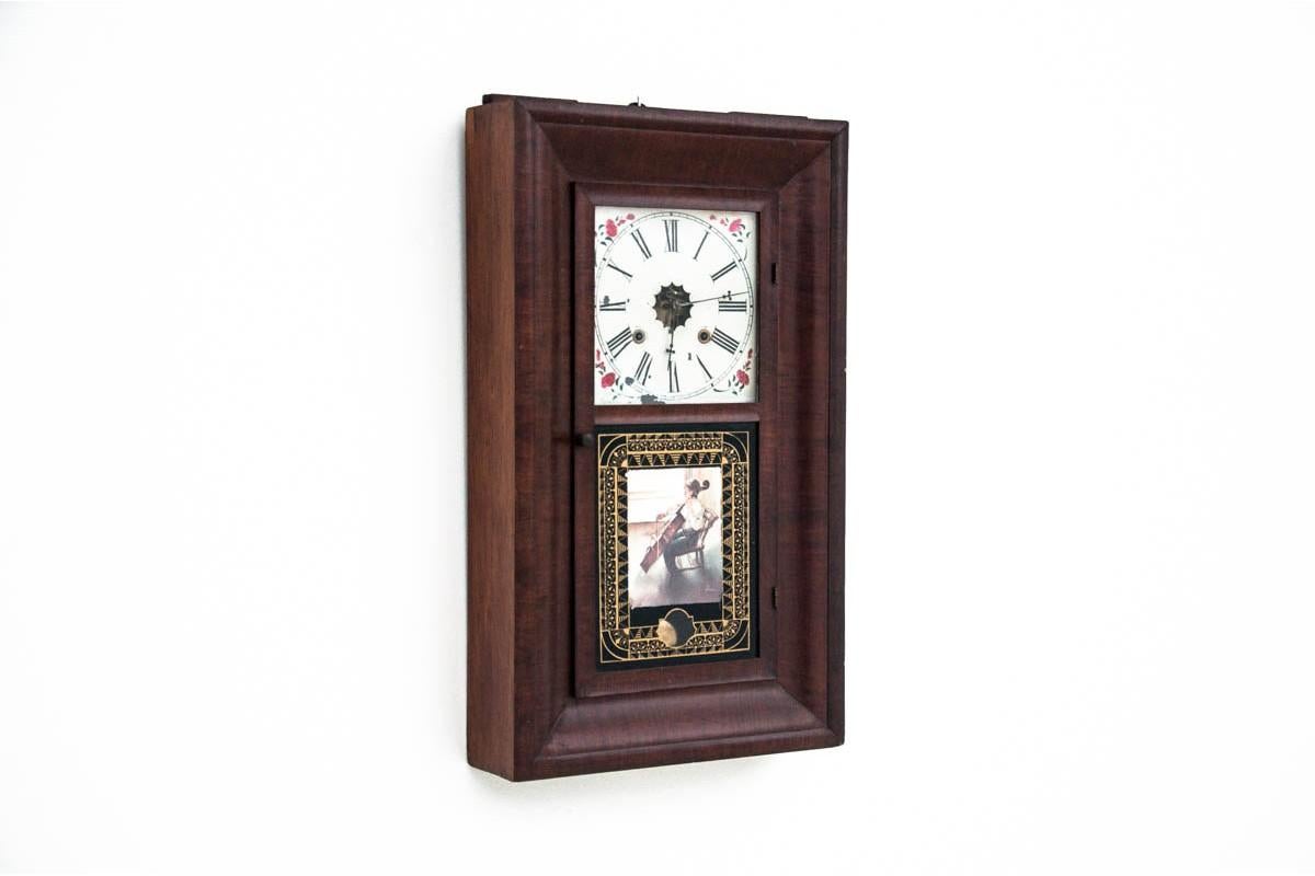 Antique clock from the mid-nineteenth century.

Dimensions: height 65 cm / width 39 cm / depth. 10.5 cm.