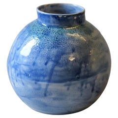 Vase en porcelaine à boules bleues à l'aquarelle de Lana Kova