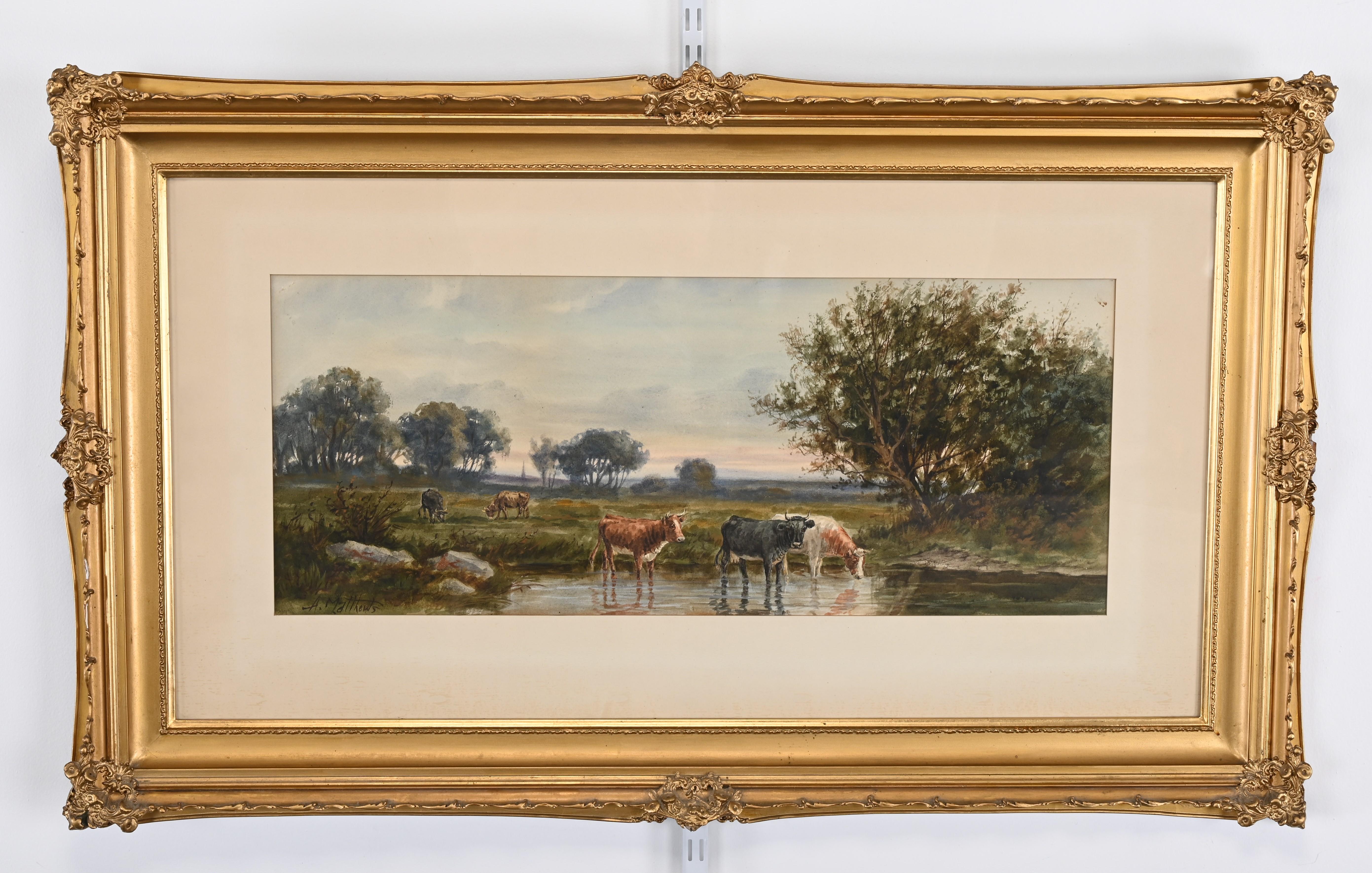Magnifique aquarelle de A. Matthews représentant un paysage avec du bétail en train de s'abreuver. Cette peinture du XIXe siècle est encadrée dans un cadre à feuilles d'or de la fin de l'époque victorienne. La peinture est esthétique et bien